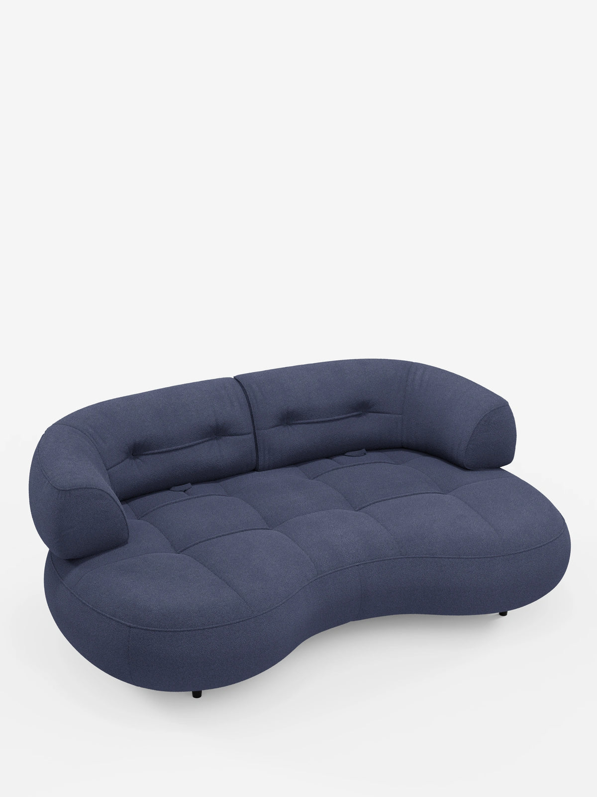 Un divano Curvo a fagiolo Croissant blu scuro a 3 posti con schienali regolabili, rivestito in morbido tessuto effetto cotone smacchiabile T33, caratterizzato da un design a forma di fagiolo, seduta profondamente trapuntata, due cuscini dello schienale regolabili e piedini bassi di colore scuro.