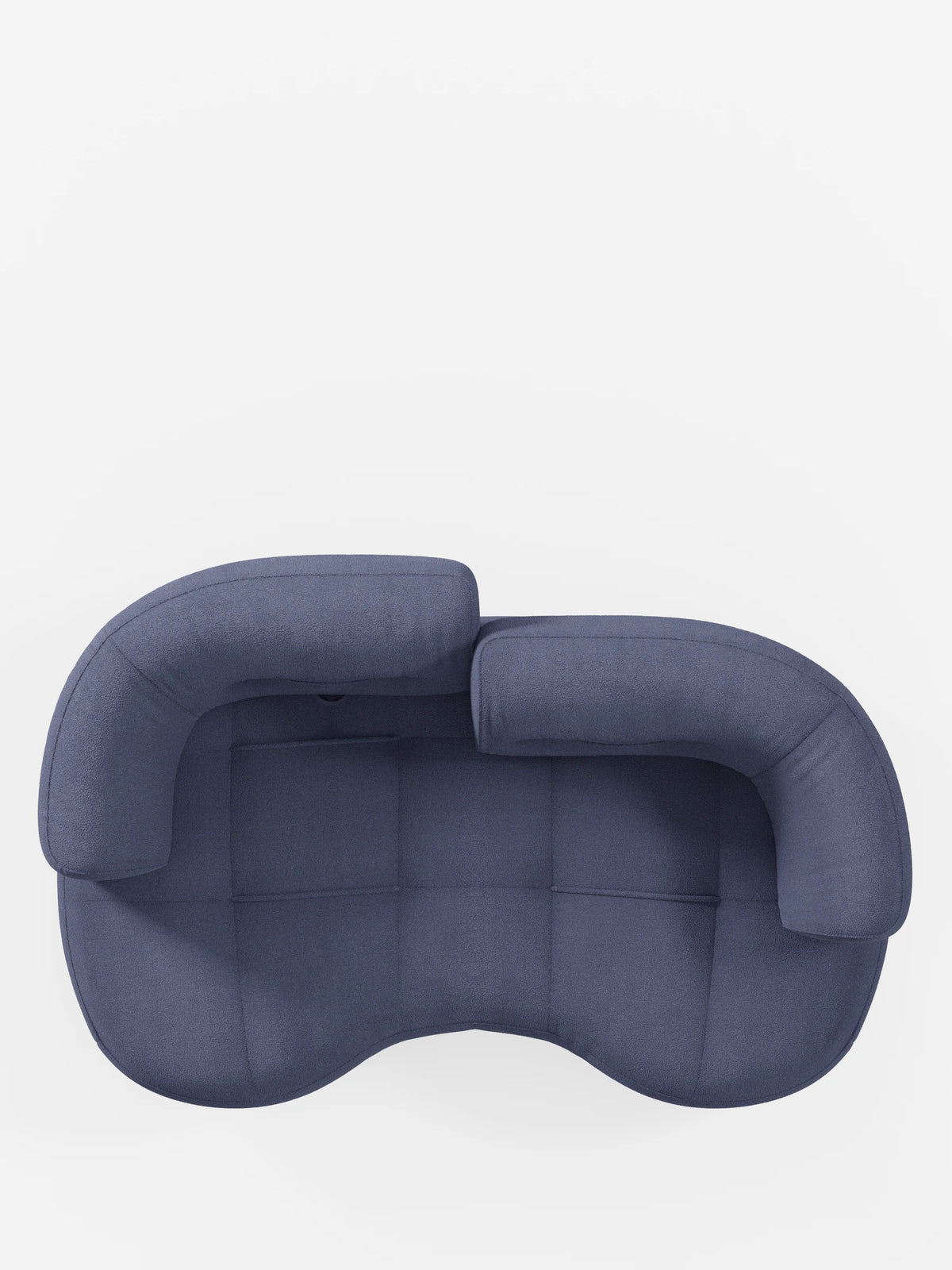 Vista dall'alto di un divano Curvato a fagiolo a 3 posti “Croissant” con schienali regolabili, rivestito in morbido tessuto effetto cotone lavabile T33, un divano curvo a forma di fagiolo a 3 posti in tessuto blu scuro con due schienali regolabili e seduta trapuntata.