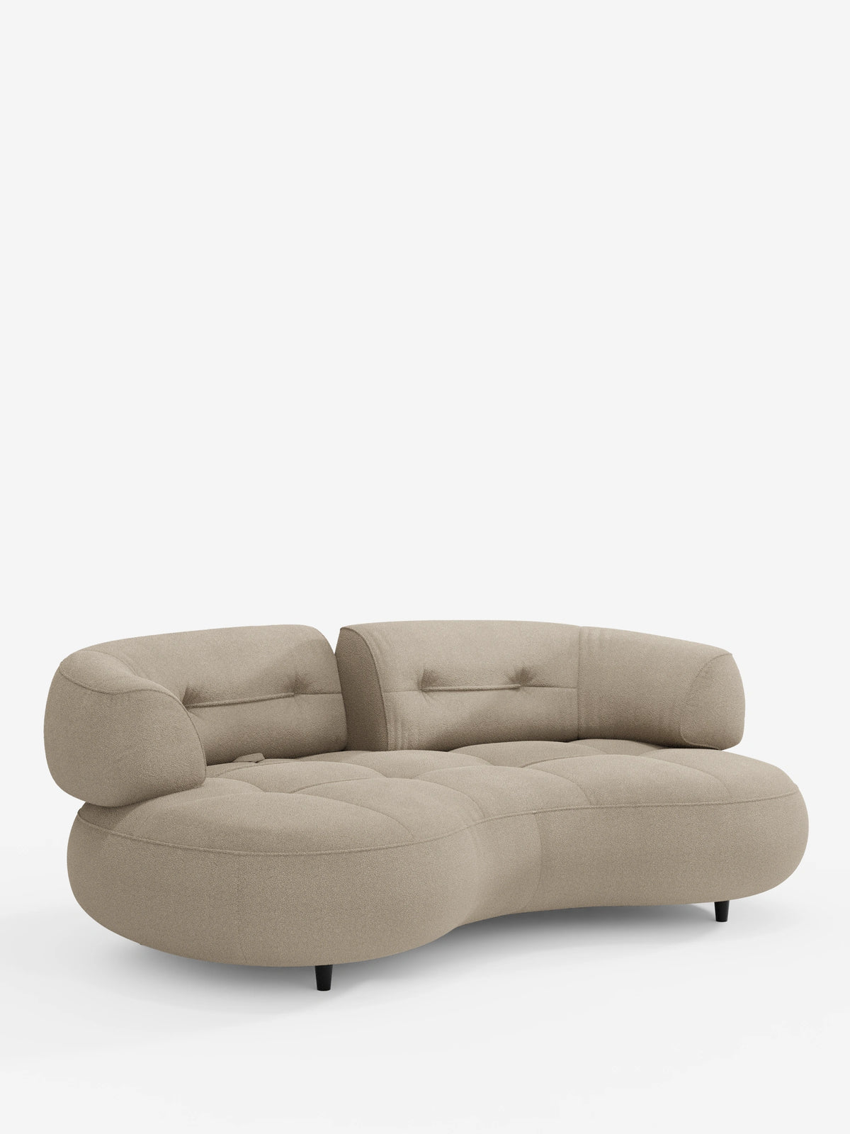Un divano curvo a fagiolo 3 posti di colore beige chiaro, modello Croissant, con schienali traslanti in morbido tessuto effetto cotone smacchiabile T33, cuscini trapuntati, braccioli arrotondati e gambe basse nere su sfondo bianco.