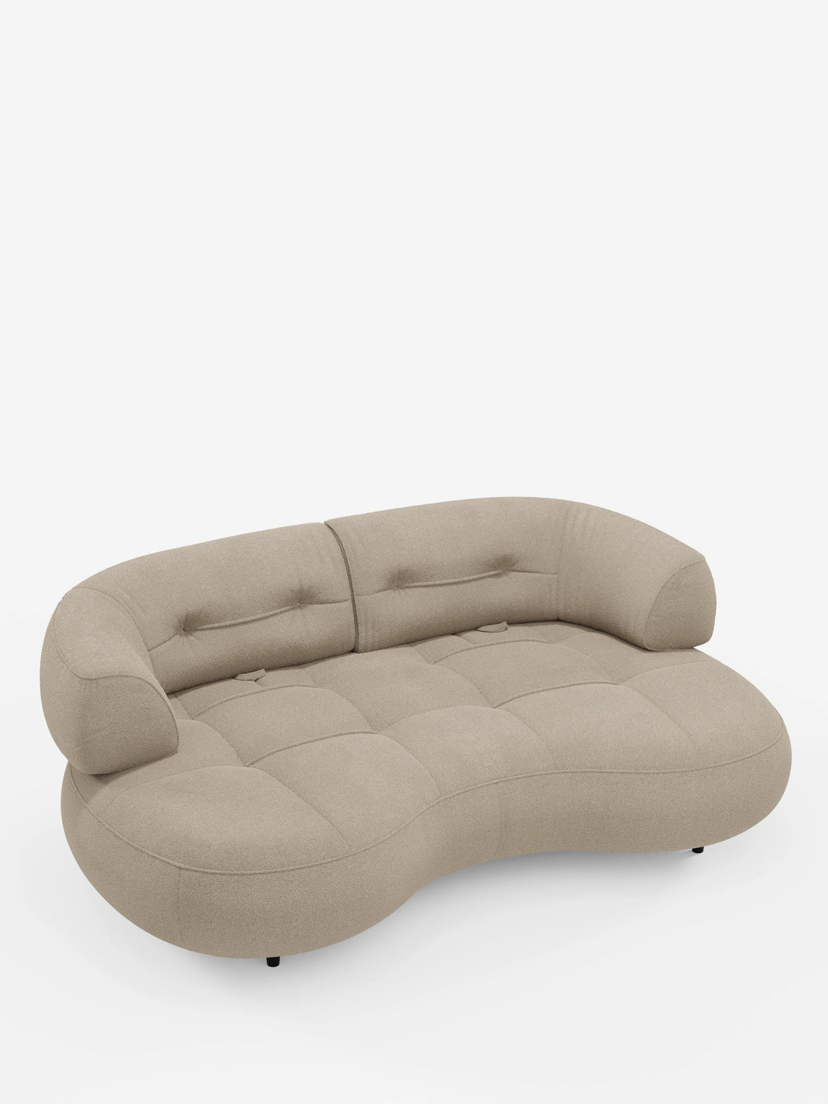 Croissant, divano curvo a forma di fagiolo a 3 posti con schienali scorrevoli, rivestito in morbido tessuto effetto cotone lavabile T33: un divano a tre posti di colore beige chiaro con dettagli trapuntati e braccioli bassi e arrotondati su sfondo bianco.