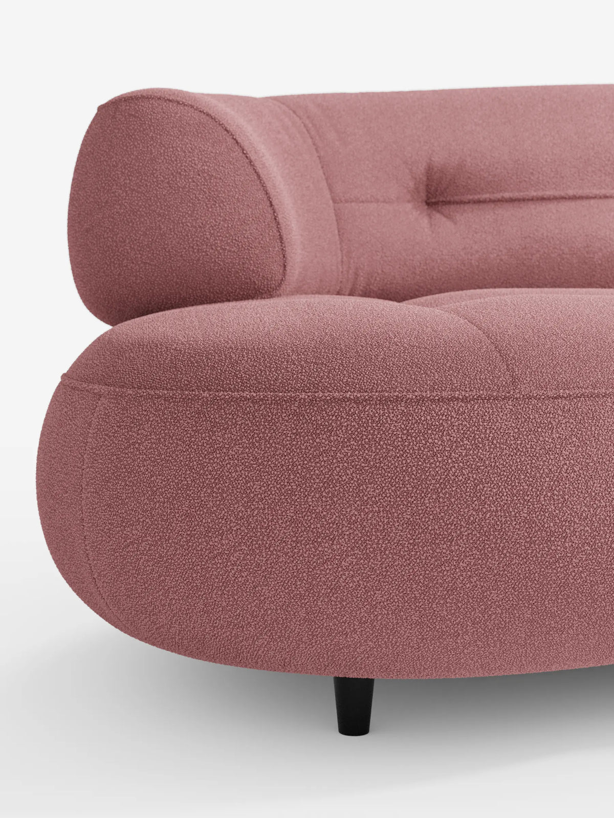 Un divano Curvato a forma di fagiolo a 3 posti con schienali traslanti, rivestito in morbido tessuto effetto cotone smacchiabile T33, dal colore rosa antico, con silhouette a forma di fagiolo, dettagli trapuntati sullo schienale e gambe corte nere.