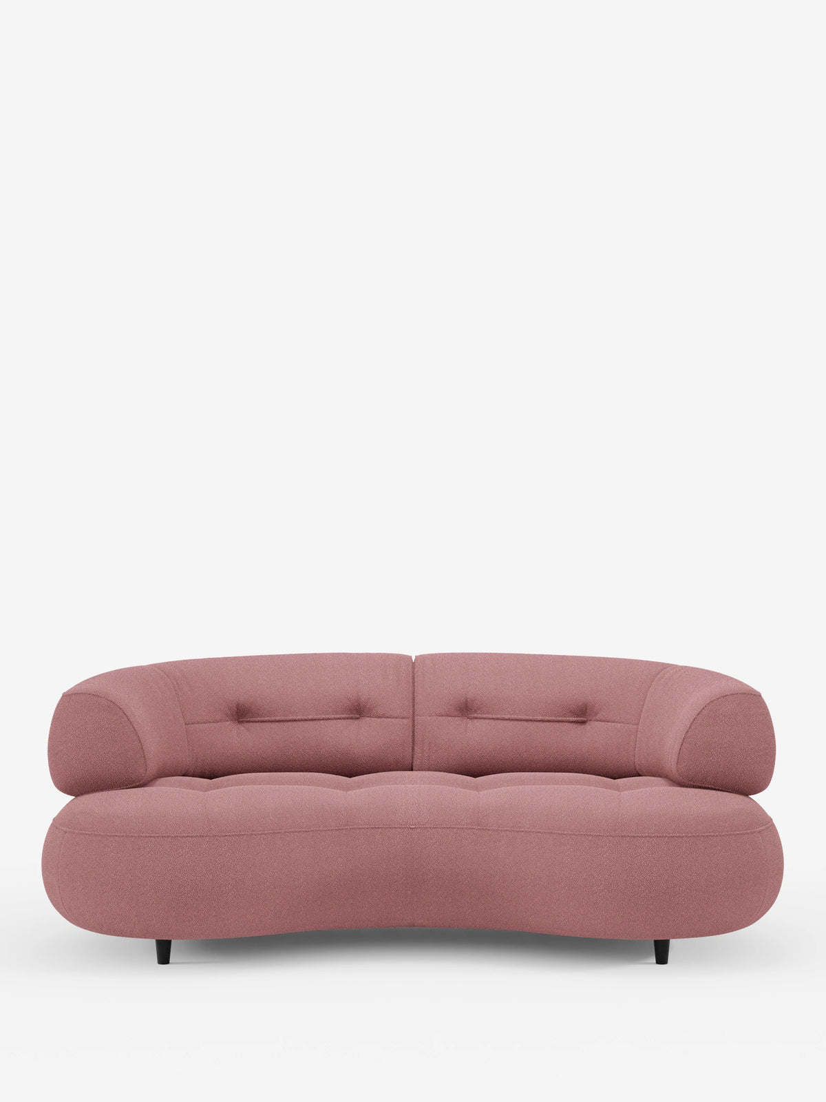 Un divano curvo a fagiolo a 3 posti “Croissant” color rosa polveroso, con schienali scorrevoli in morbido tessuto effetto cotone smacchiabile T33, caratterizzato da una silhouette a forma di fagiolo, cuscini dello schienale trapuntati con bottoni, braccioli arrotondati e gambe nere su sfondo bianco.