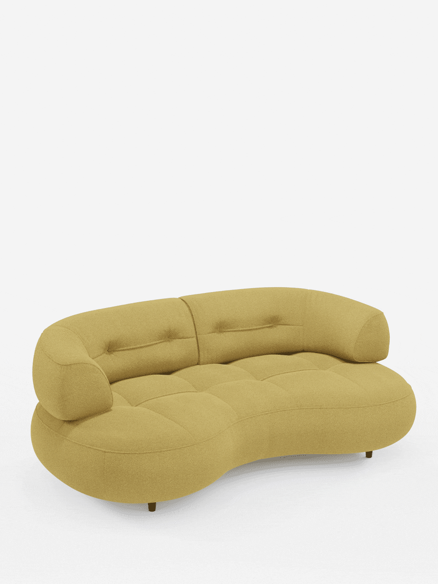 Il divano curvo a fagiolo a 3 posti “Croissant” con schienali traslanti, rivestito in morbido tessuto effetto cotone smacchiabile T33, è un divano di colore giallo senape a forma di fagiolo, caratterizzato da un design trapuntato, braccioli dal profilo basso e piedini scuri su sfondo bianco.