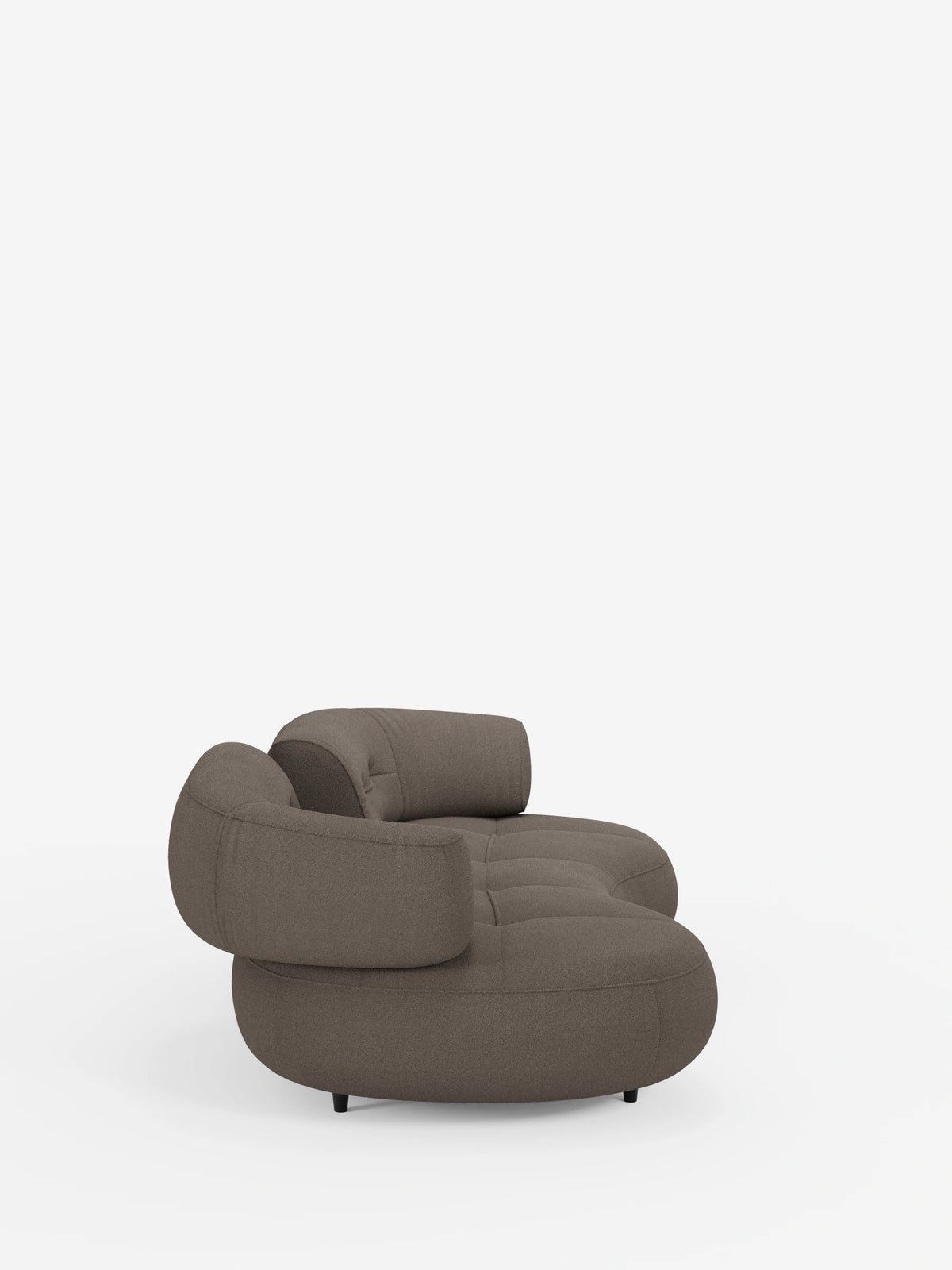 Croissant, divano curvo a forma di fagiolo a 3 posti con schienali regolabili, rivestito in morbido tessuto effetto cotone lavabile T33, un divano a tre posti in tessuto marrone scuro dal design curvo a forma di fagiolo e dotato di due schienali arrotondati regolabili.