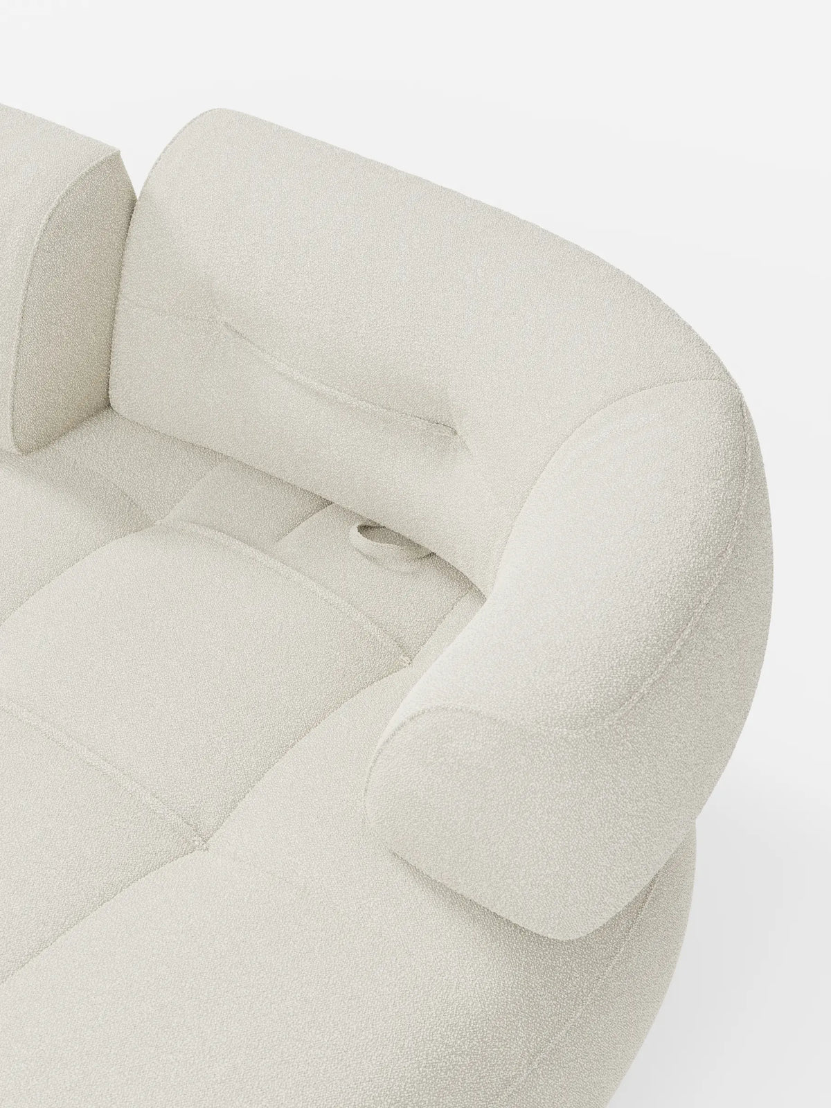 Divano Croissant a 3 posti, dal design curvo a forma di fagiolo con schienali traslanti, rivestito in morbido tessuto effetto cotone smacchiabile T33; presenta un design sinuoso con schienali morbidi e arrotondati e cuscini di seduta trapuntati in color bianco sporco su uno sfondo chiaro a tinta unita.
