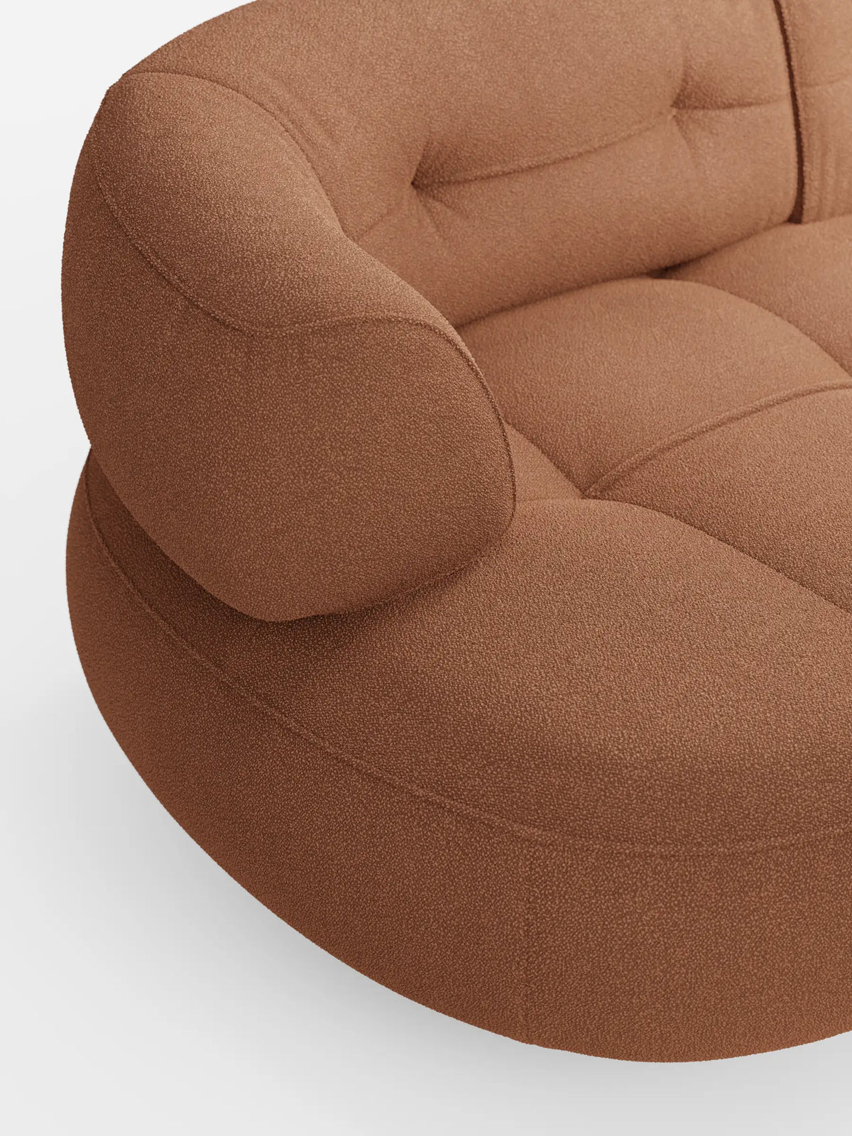 Un primo piano del divano Curvo a Fagiolo 3 posti “Croissant”, color terracotta, con schienali traslanti rivestiti in morbido tessuto effetto cotone smacchiabile T33, caratterizzato da un design curvo, braccioli arrotondati e seduta trapuntata su sfondo bianco.