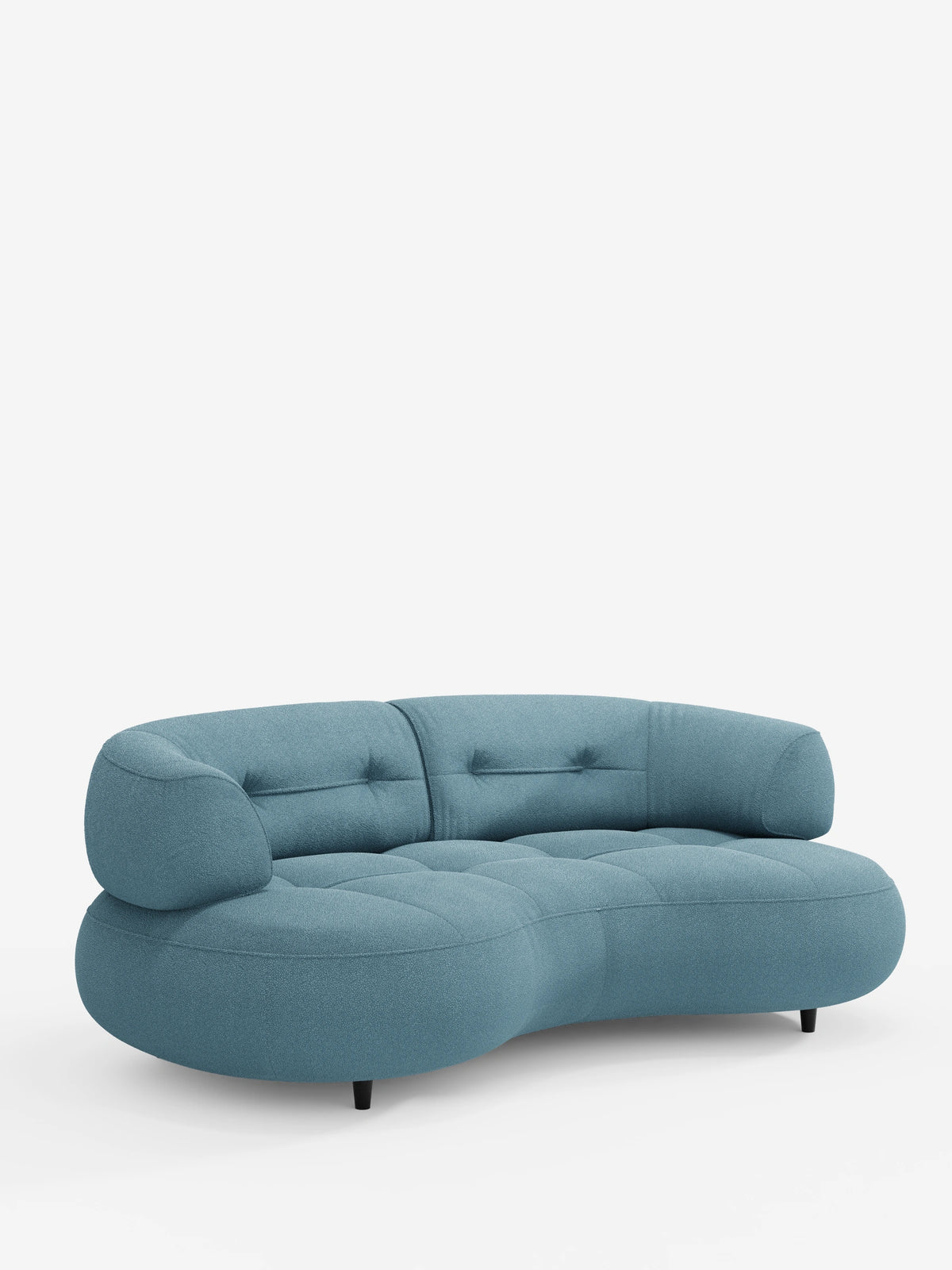 Un divano curvo a fagiolo a 3 posti “Croissant”, di colore azzurro chiaro e dalla trama ruvida, con schienali traslanti in morbido tessuto effetto cotone smacchiabile T33, caratterizzato da una silhouette curva a forma di fagiolo, cuscini trapuntati con bottoni e gambe corte e cilindriche di colore scuro.