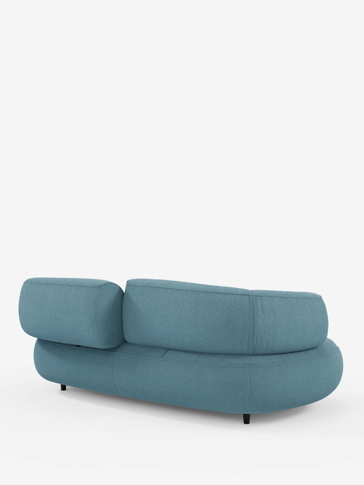 Vista posteriore di un divano Curvo a fagiolo Croissant a 3 posti con schienali regolabili, rivestito in morbido tessuto effetto cotone lavabile T33: un divano color verde acqua a forma di fagiolo con due schienali regolabili, poggiato su piccole gambe scure su uno sfondo bianco.