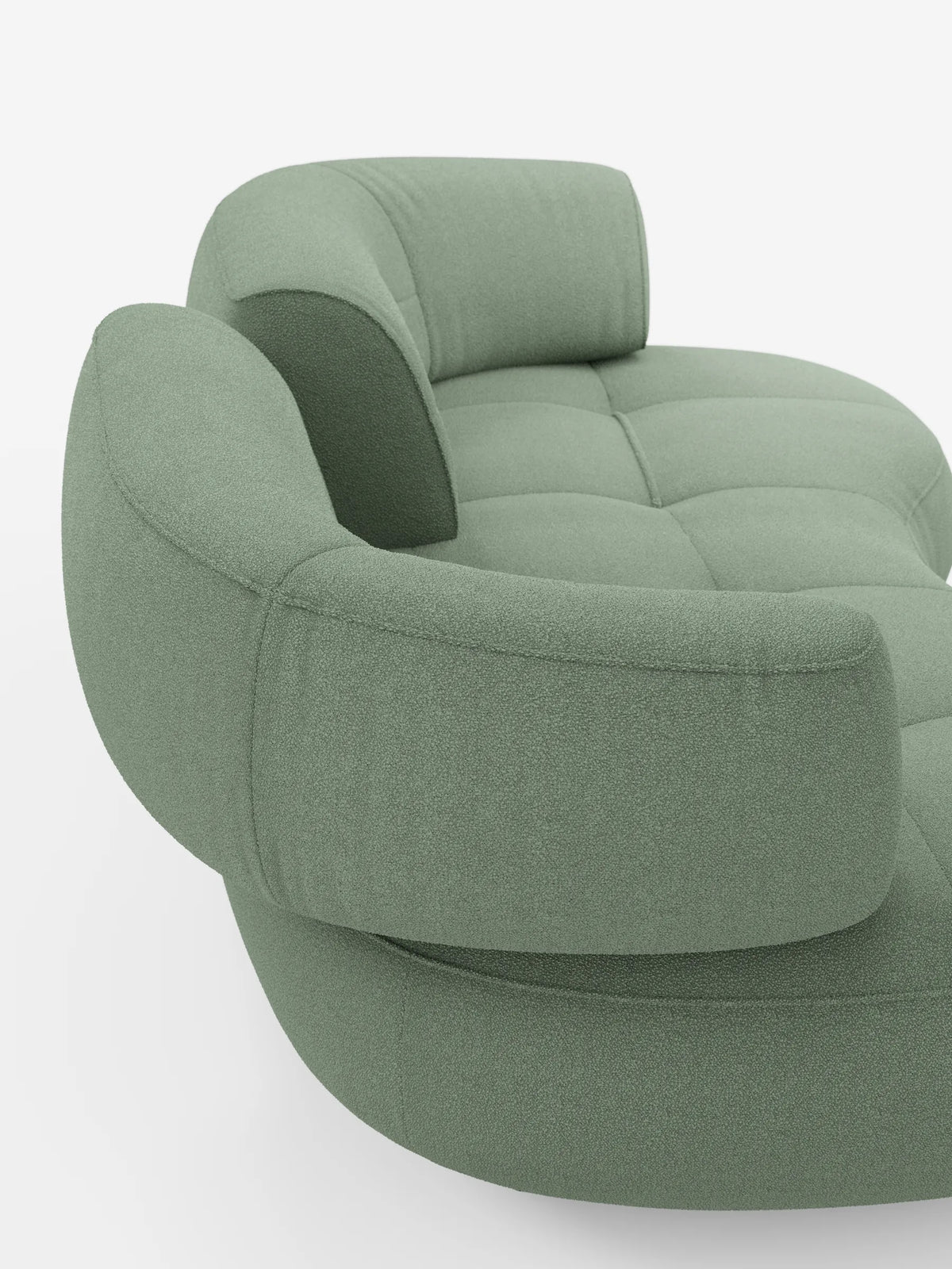 Un divano curvo a fagiolo a 3 posti “Croissant” color verde salvia, con schienali regolabili, rivestito in morbido tessuto effetto cotone smacchiabile T33, caratterizzato da un design curvo a forma di fagiolo, schienali regolabili e seduta profondamente trapuntata su uno sfondo bianco sporco.
