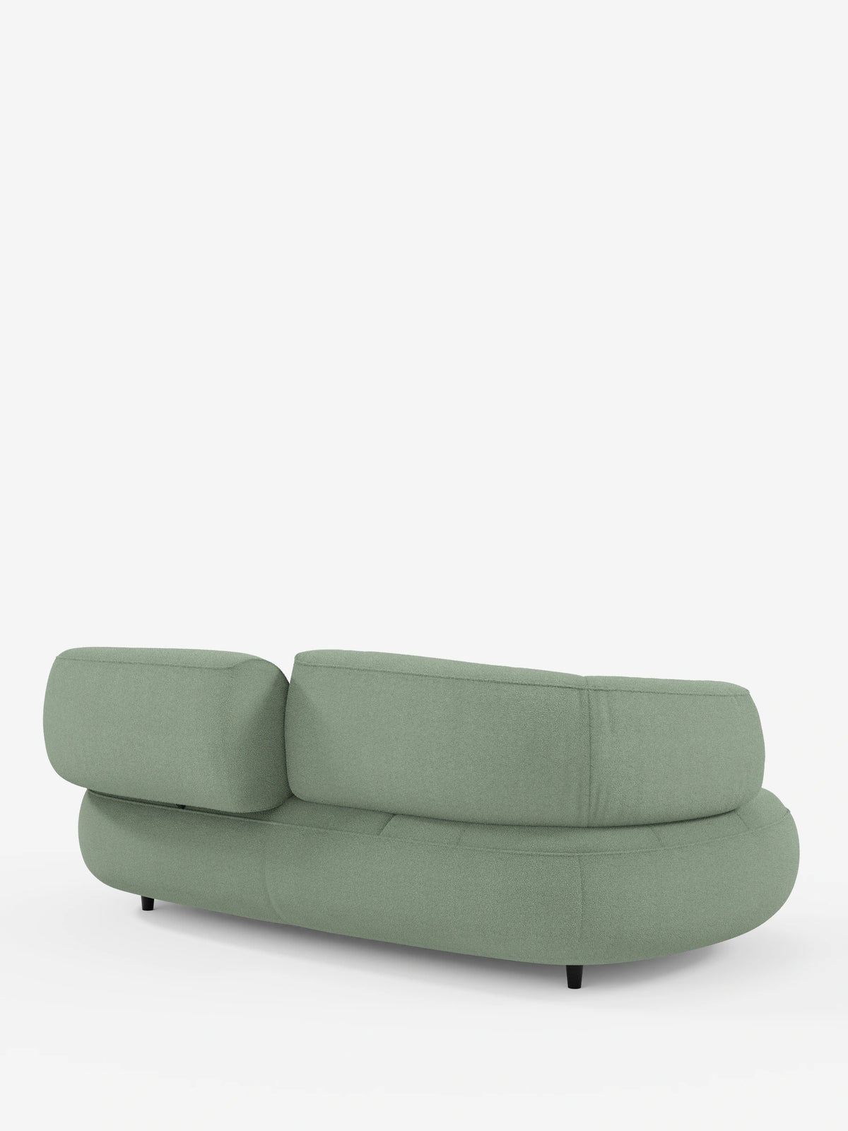 Vista posteriore di un divano Croissant, modello curvo a fagiolo a 3 posti con schienali regolabili, rivestito in morbido tessuto effetto cotone smacchiabile T33; un divano color verde salvia dalla silhouette curva, con due schienali regolabili e gambe cilindriche scure.