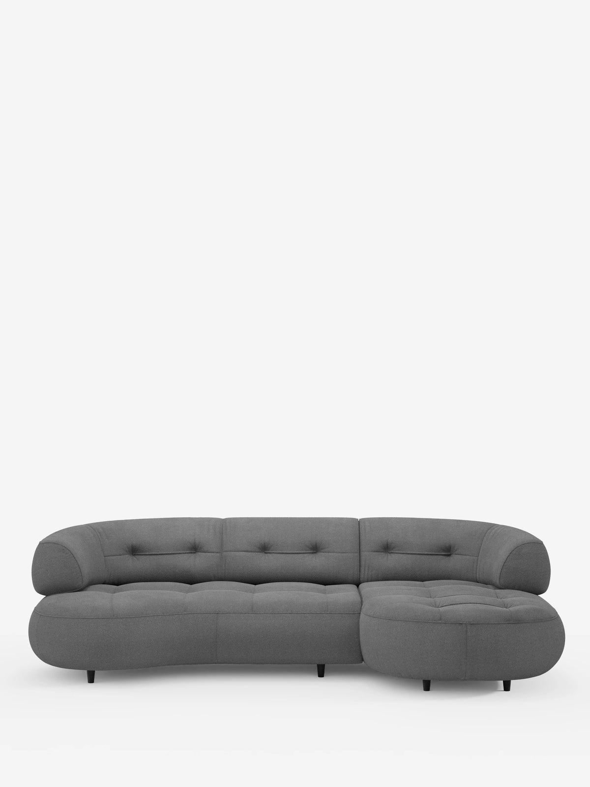 Un divano angolare Croissant grigio dal design a forma di fagiolo e con schienali scorrevoli, rivestito in morbido tessuto effetto cotone smacchiabile T33, caratterizzato da una silhouette curva a forma di fagiolo, cuscini di seduta trapuntati, braccioli arrotondati e gambe corte e scure.