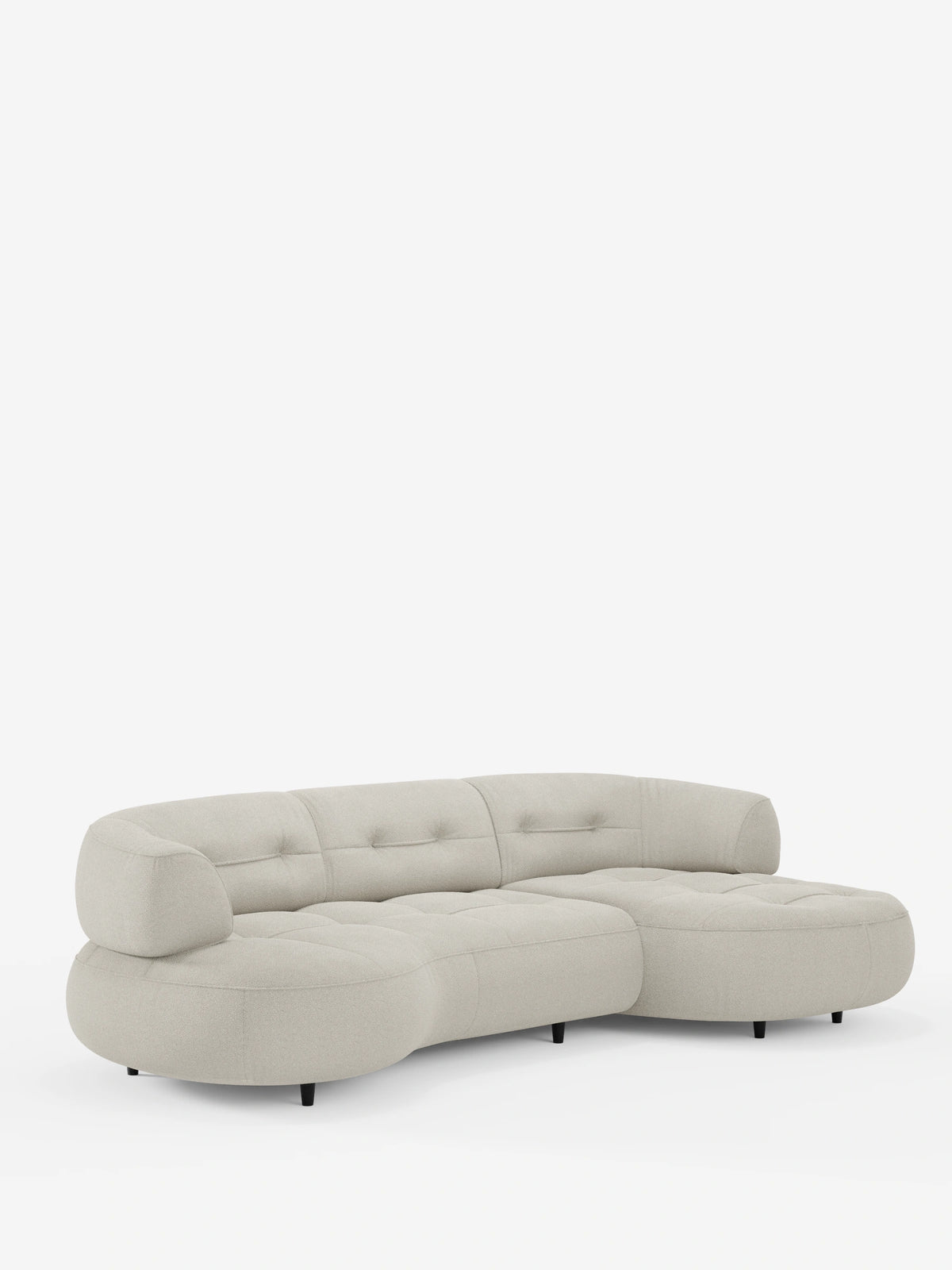 Il divano angolare Croissant, dal design a fagiolo e con schienali traslanti in morbido tessuto effetto cotone smacchiabile T33, è un divano componibile a forma di fagiolo caratterizzato da un design curvo e trapuntato in tessuto beige chiaro, poggiato su gambe corte, scure e minimaliste.