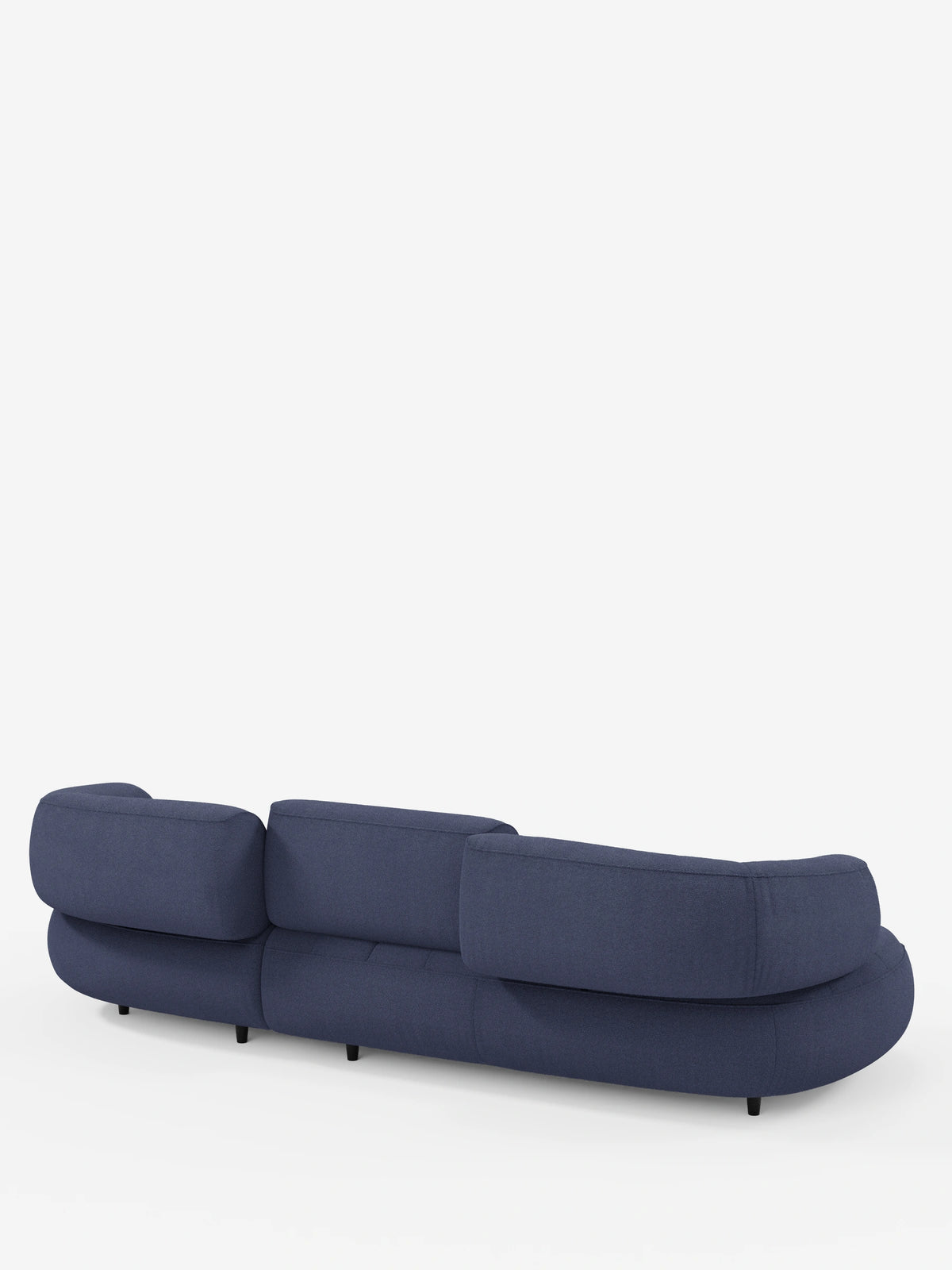 Il divano angolare Croissant, dal design a fagiolo e con schienali traslanti in morbido tessuto effetto cotone smacchiabile T33, è un divano componibile di colore blu scuro, dalla forma a fagiolo, dotato di tre schienali arrotondati spostabili e gambe corte e scure.