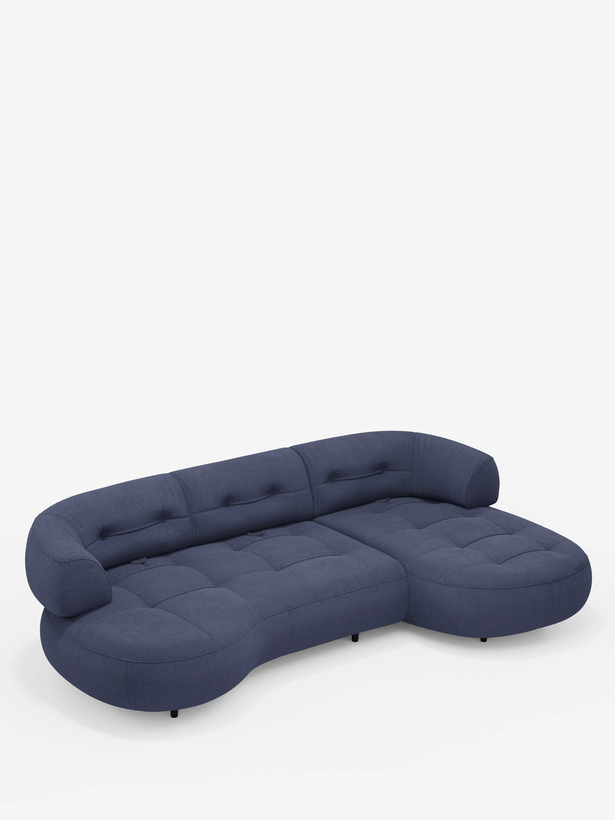 Il divano angolare “Croissant” dal design a fagiolo e con schienali traslanti in morbido tessuto effetto cotone smacchiabile T33 è un divano componibile blu navy a forma di fagiolo, con dettagli trapuntati su gambe scure su sfondo bianco.