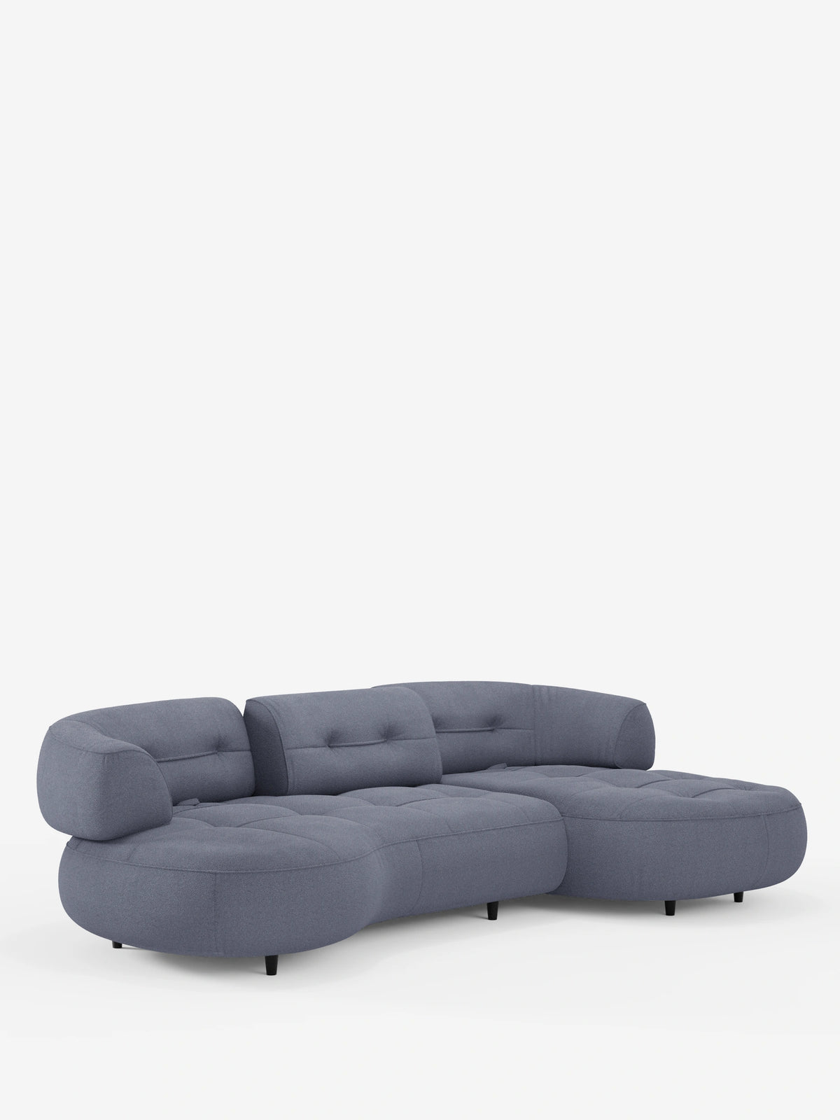 Un divano angolare Croissant azzurro dal design a fagiolo e schienali scorrevoli in morbido tessuto effetto cotone lavabile: divano componibile T33 con bordi arrotondati, cuscini trapuntati e gambe nere a profilo ribassato su sfondo bianco.