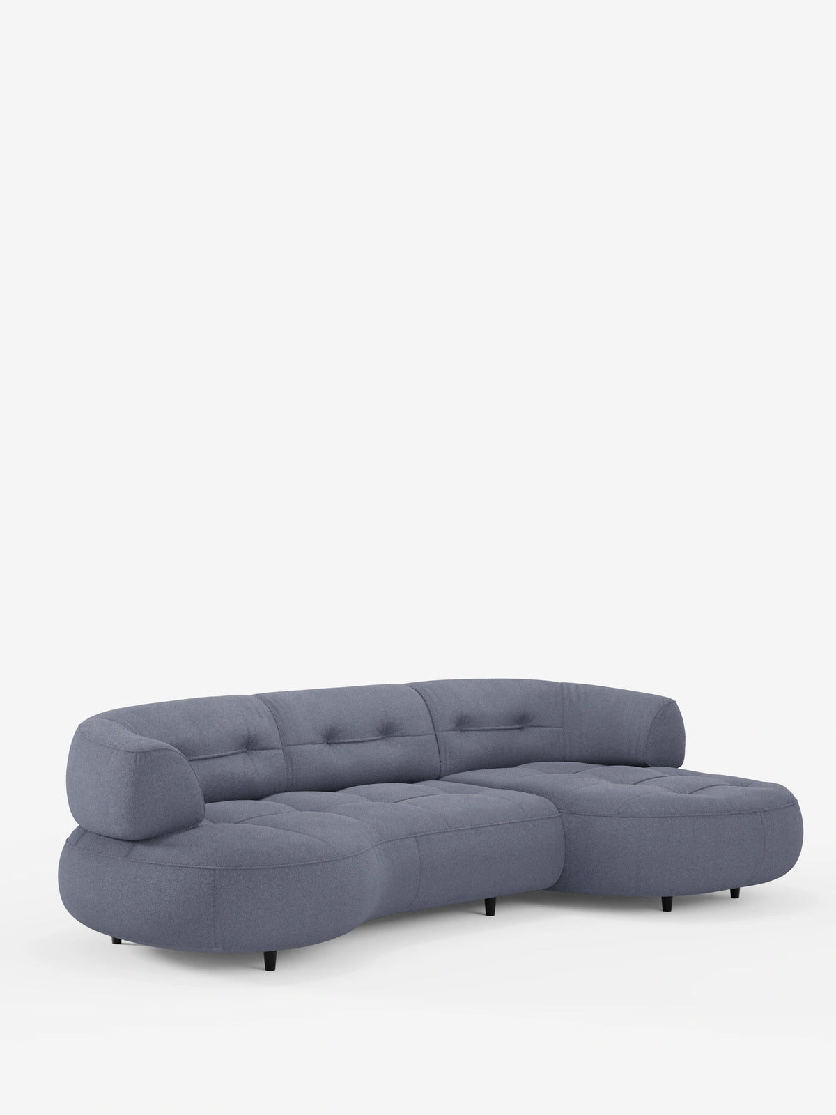 Un divano angolare Croissant color blu pervinca, dal design a fagiolo e con schienali scorrevoli in morbido tessuto effetto cotone smacchiabile T33, si staglia su uno sfondo bianco, caratterizzato da cuscini trapuntati, braccioli arrotondati, gambe nere e una chaise longue.