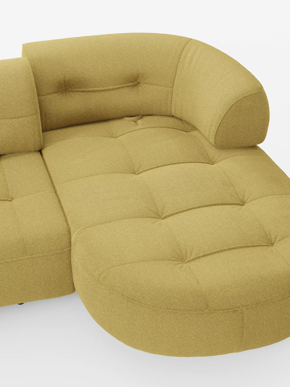Un divano angolare “Croissant” color giallo senape, dal design a forma di fagiolo e con schienali scorrevoli, rivestito in morbido tessuto effetto cotone smacchiabile T33, caratterizzato da una chaise longue a forma di fagiolo, da un motivo a griglia trapuntato e da uno schienale arrotondato e dal profilo ribassato.