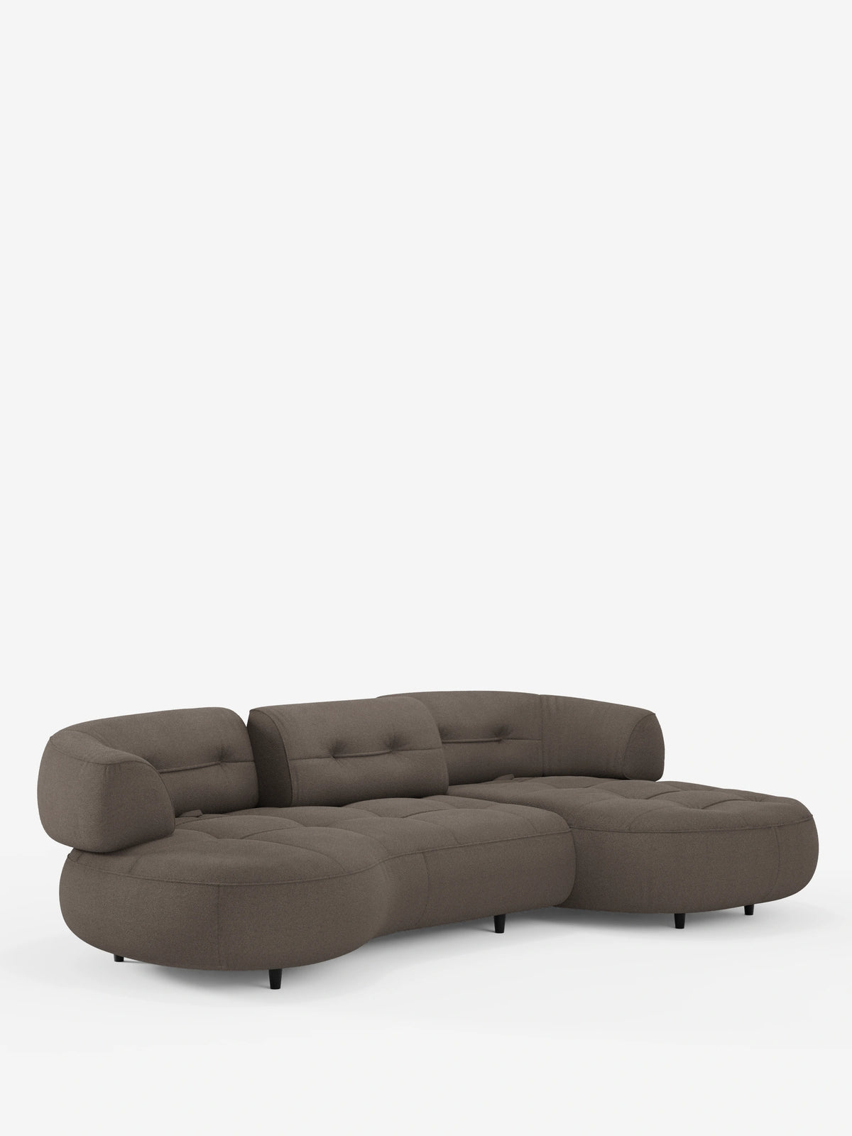 Un divano angolare Croissant di colore marrone, dal design a forma di fagiolo e con schienali scorrevoli in morbido tessuto effetto cotone lavabile T33, caratterizzato da un profilo basso e sinuoso, cuscini dello schienale trapuntati e piccole gambe cilindriche scure.