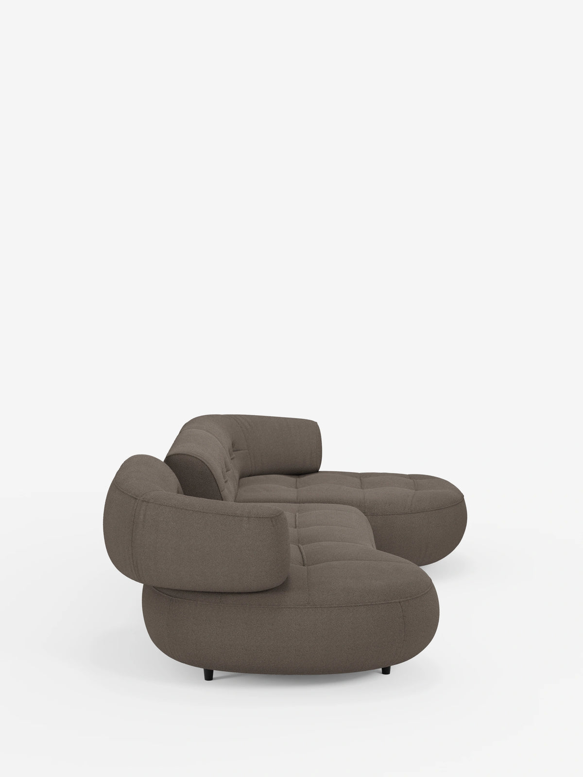 Un divano angolare Croissant dalla forma ricurva a fagiolo, con schienali scorrevoli in morbido tessuto effetto cotone smacchiabile T33 color taupe, caratterizzato da una seduta trapuntata, bordi arrotondati e due schienali regolabili su uno sfondo bianco.