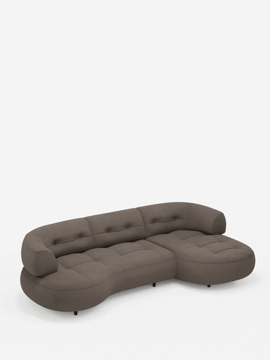 Il divano angolare Croissant, dal design a fagiolo e con schienali traslanti in morbido tessuto effetto cotone smacchiabile T33, è un divano curvo in tessuto grigio a forma di fagiolo con design trapuntato, schienali modulari e piccole gambe scure.