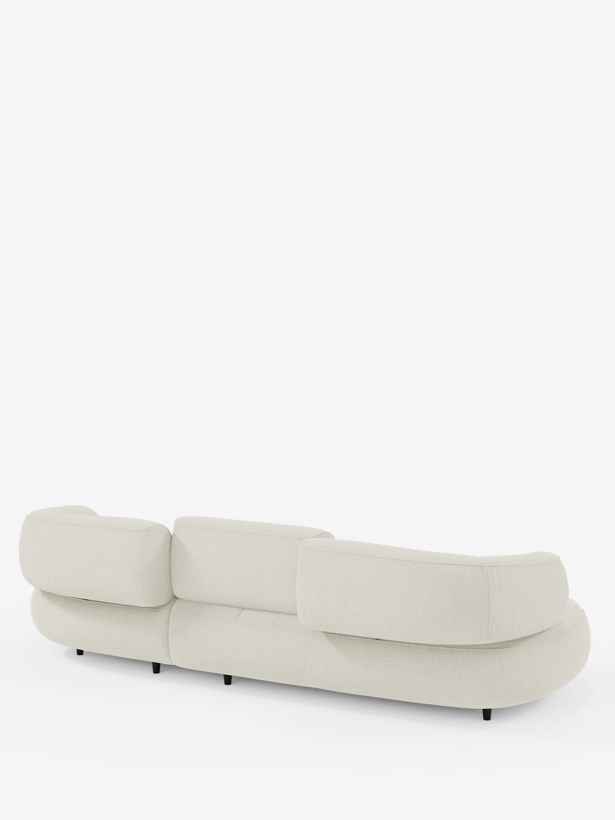 Un divano angolare Croissant color crema, dal design a forma di fagiolo e con schienali scorrevoli in morbido tessuto effetto cotone lavabile T33, visto da dietro, caratterizzato da una struttura curva, tre schienali e piedini corti e scuri.