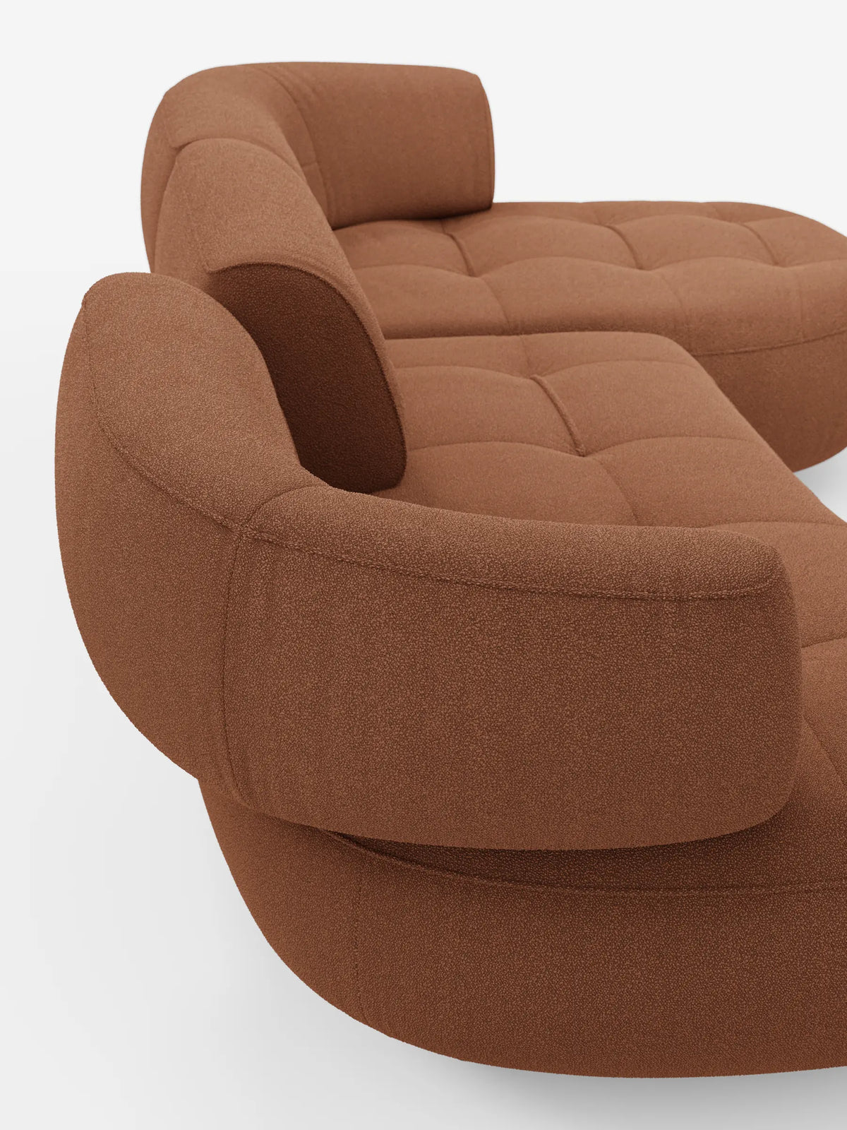 Un divano angolare Croissant color ruggine, dal design a forma di fagiolo e con schienali scorrevoli, rivestito in morbido tessuto effetto cotone smacchiabile T33, caratterizzato da una silhouette curva a forma di fagiolo e da una seduta trapuntata a griglia in un moderno design modulare.