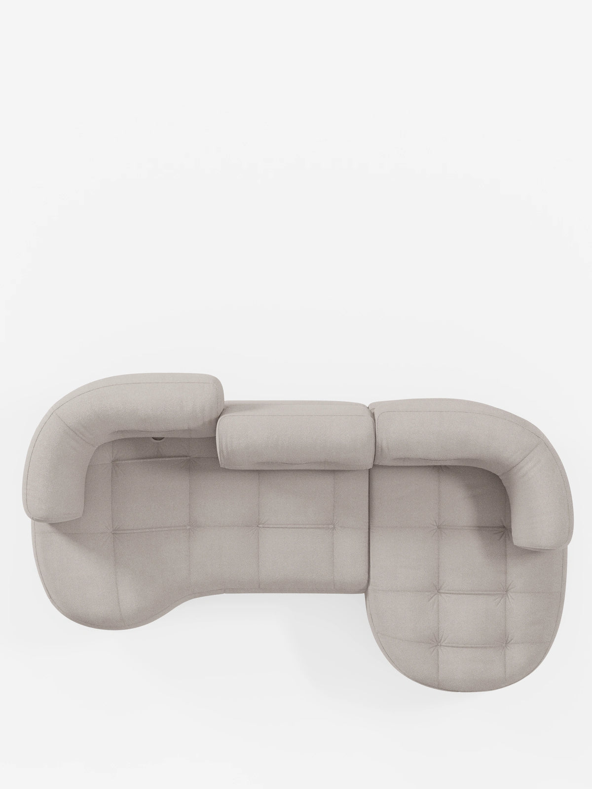 Vista dall'alto del divano angolare Croissant dal design a fagiolo e con schienali traslanti, rivestito in morbido tessuto effetto cotone smacchiabile T33, un divano curvo a forma di L in beige chiaro con seduta trapuntata su fondo bianco.