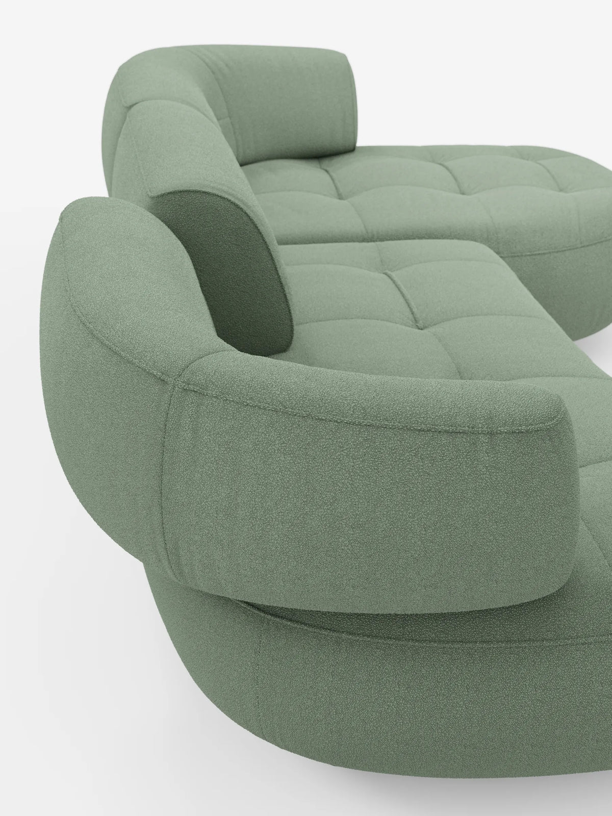 Croissant, divano angolare dal design a forma di fagiolo e schienali scorrevoli in morbido tessuto effetto cotone lavabile T33: un divano angolare verde salvia dalla silhouette a forma di fagiolo, con seduta trapuntata e schienali scorrevoli su uno sfondo bianco a tinta unita.