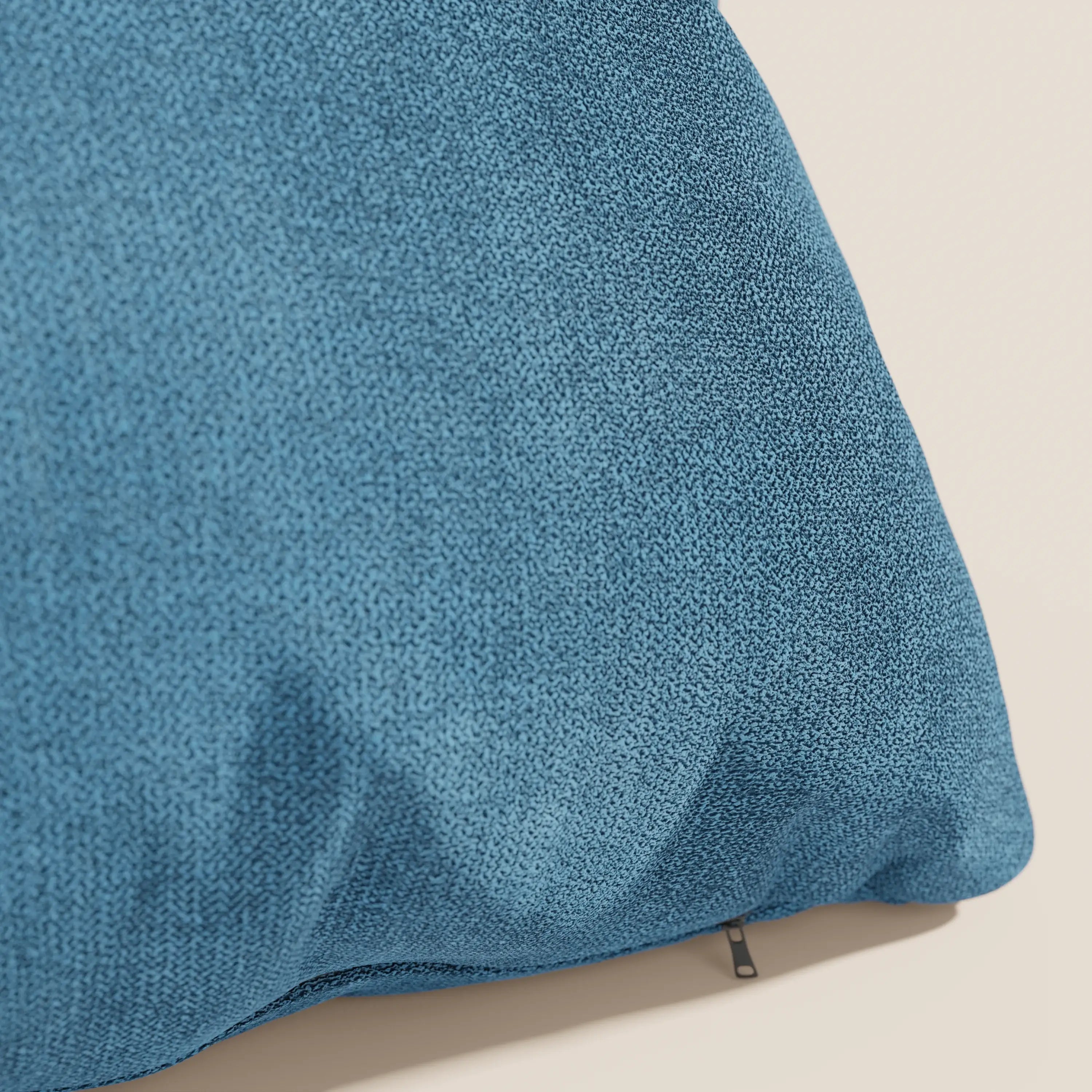 Primo piano del cuscino Destiny 45x45 cm di Divani.Store in tessuto morbido impermeabile T02 azzurro, con una sottile cerniera nera, che offre un comfort elegante e felpato e disponibile in vari colori.