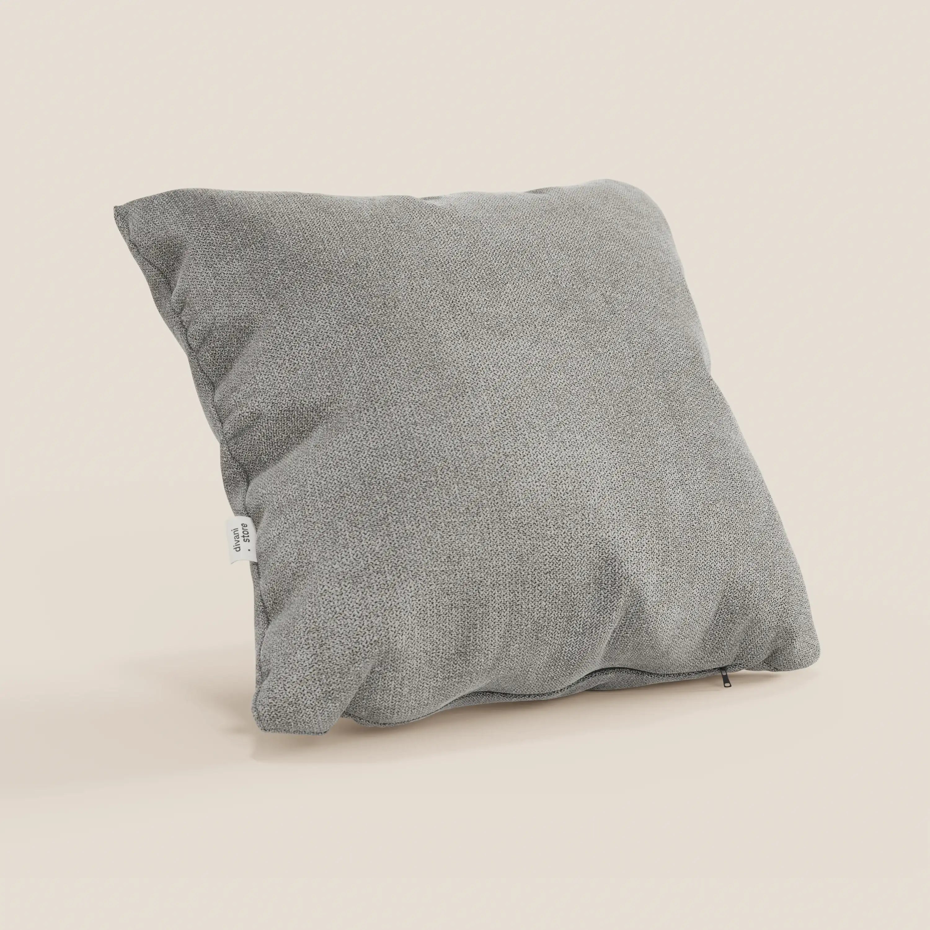 Il cuscino Destiny di Divani.Store, 45x45 cm in morbido tessuto impermeabile T02 beige, presenta un aspetto strutturato con una piccola etichetta bianca e una cerniera a vista vicino al bordo inferiore.