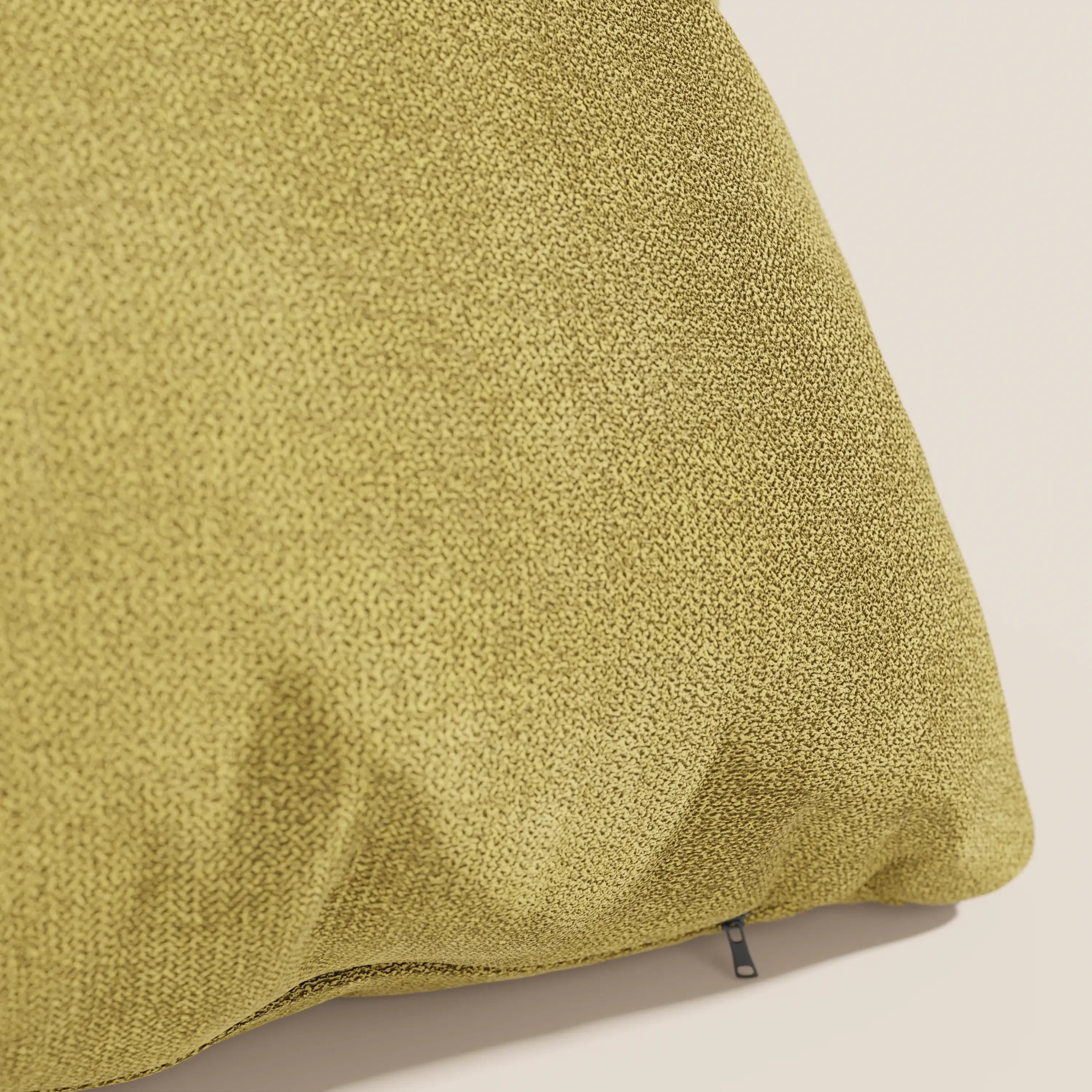 Primo piano del cuscino Destiny 45x45 cm di Divani.Store in T02 giallo, realizzato in tessuto morbido e impermeabile con un sottile motivo maculato e un piccolo tiretto vicino al bordo inferiore, su uno sfondo beige chiaro.