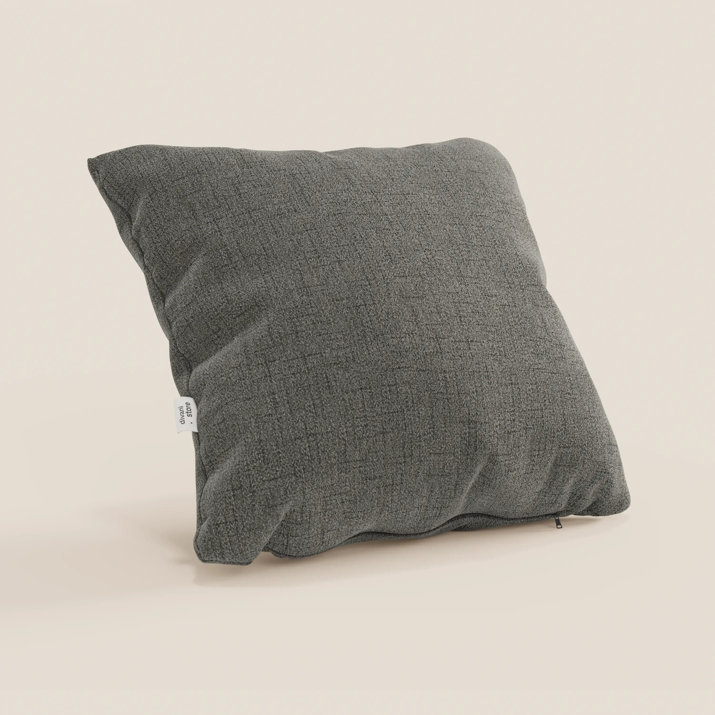 Il cuscino Felis 45x45 cm di Divani.Store, in tessuto morbido impermeabile T03 talpa, è caratterizzato da una forma quadrata e da una tonalità grigio scuro, ideale per ogni spazio e perfetto tra i cuscini decorativi impermeabili.