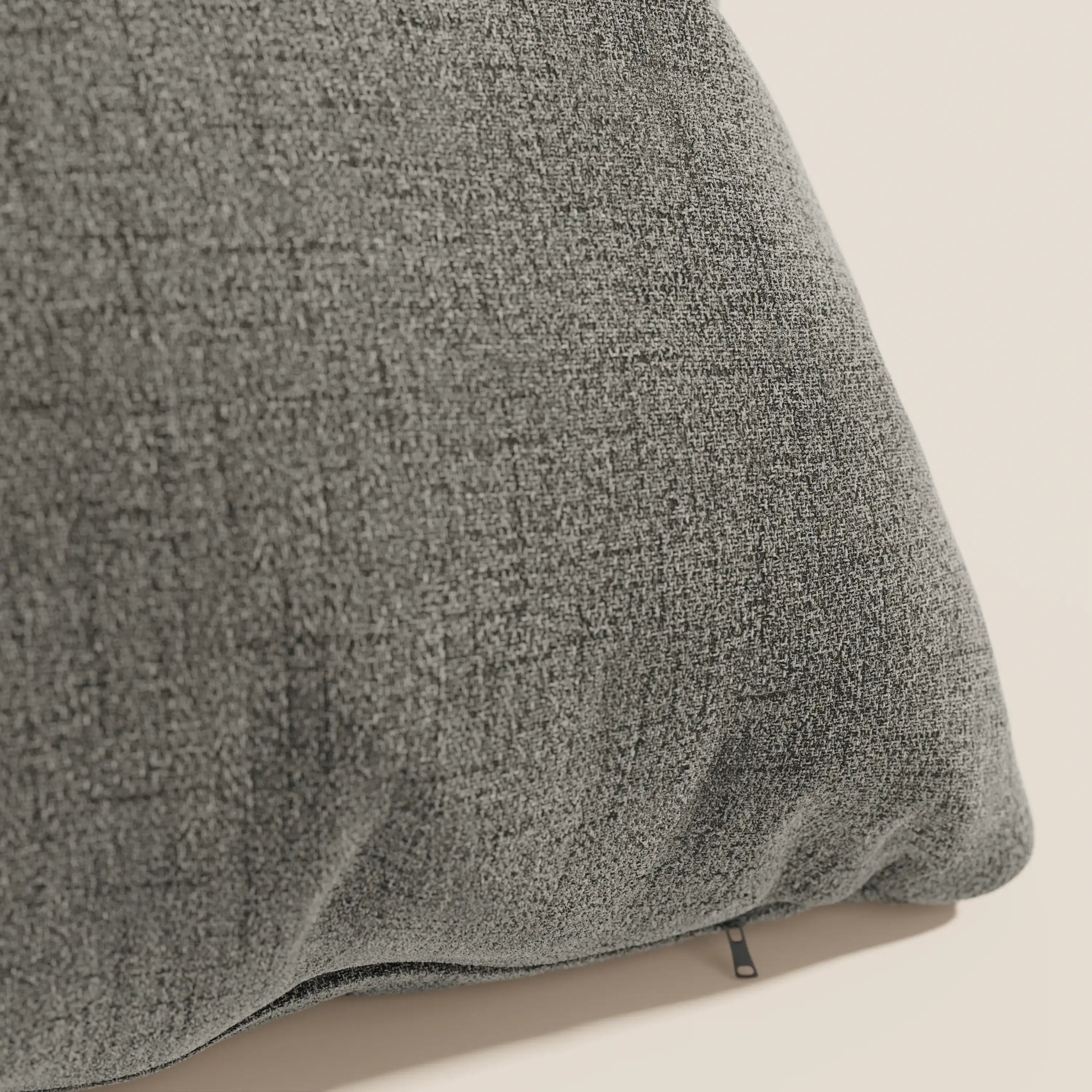 Primo piano di Felis cuscini di Divani.Store in morbido tessuto talpa T03 idrorepellente. Il cuscino è caratterizzato da un motivo intrecciato e da una discreta cerniera, per offrire uno stile di facile manutenzione in colori versatili.