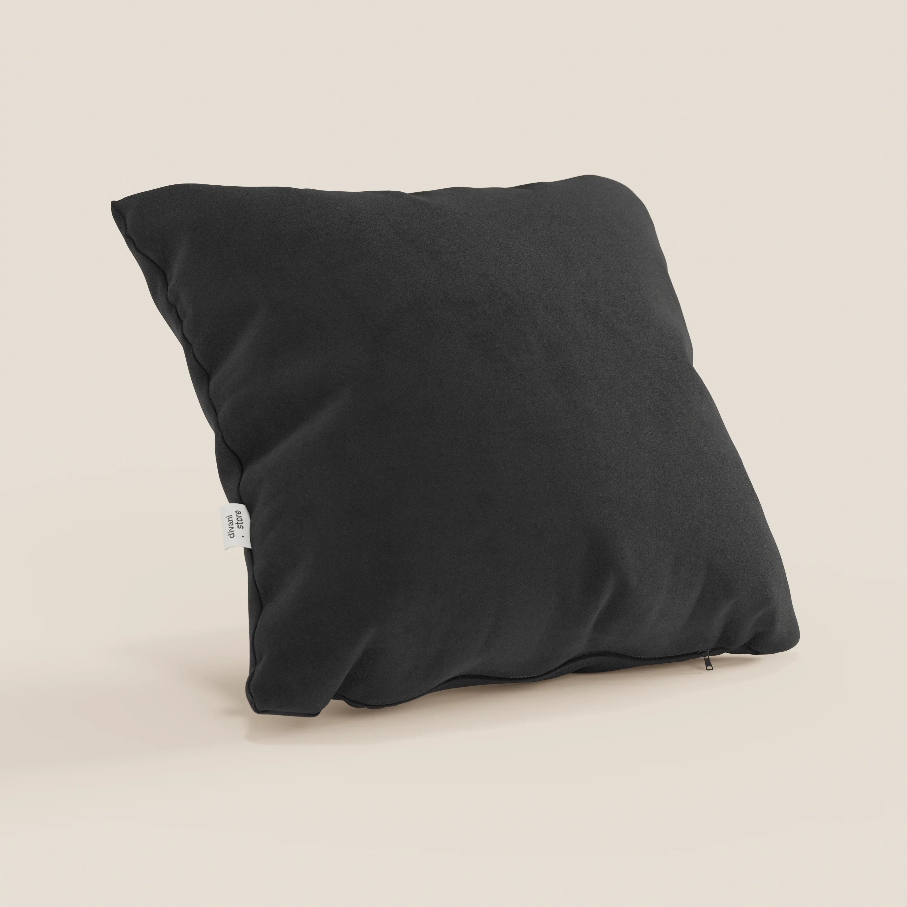 Il cuscino Jazz di Divani.Store, qui presentato nel colore T11 nero, è un cuscino in microfibra tecnica antimacchia di colore nero con finitura leggermente stropicciata, etichetta bianca e cerniera inferiore, esposto in verticale su uno sfondo beige.