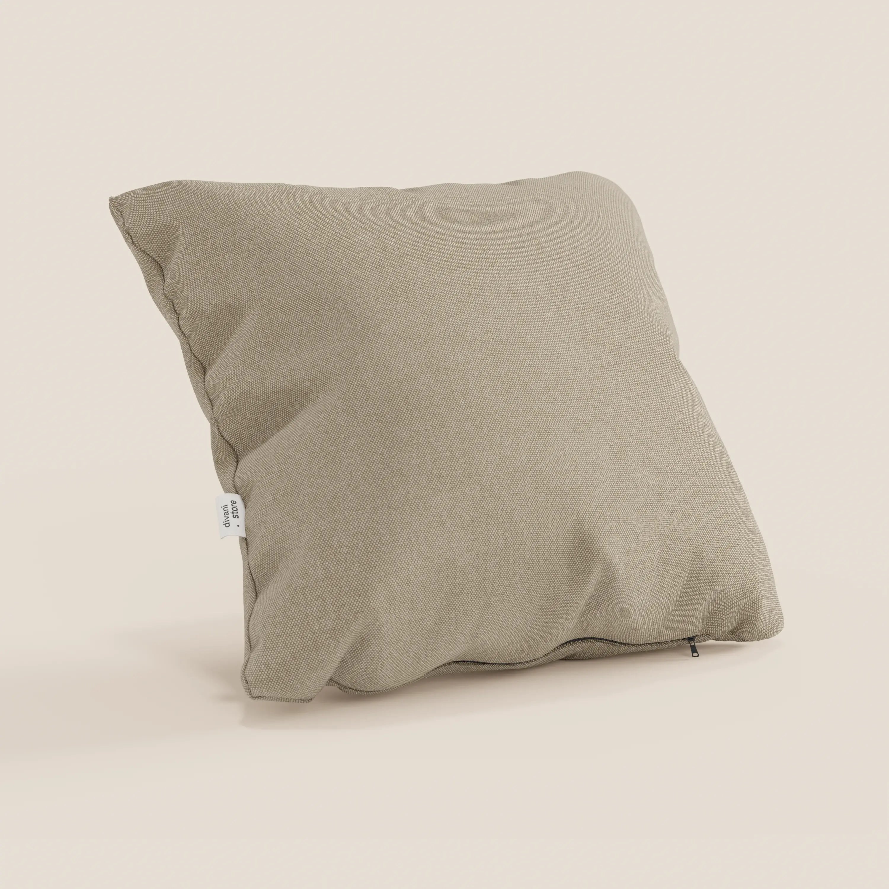 Un cuscino quadrato Honey di Divani.Store in T13 beige, realizzato in tessuto impermeabile tipo cotone, sta in piedi. La fodera 45x45 ha una consistenza morbida, lievi rughe, una piccola etichetta laterale bianca e una cerniera visibile nell'angolo inferiore.
