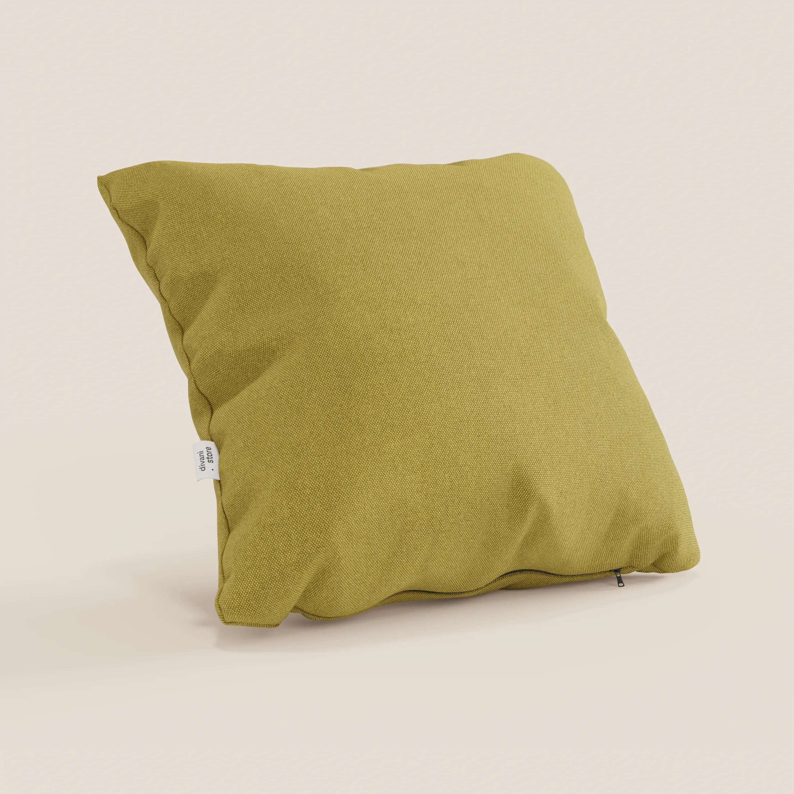 Il cuscino Honey di Divani.Store, qui presentato in tessuto simil-cotone impermeabile giallo T13, presenta un'etichetta laterale cucita e una cerniera sul fondo. Questo cuscino elegante e di facile manutenzione è perfetto per aggiornare il vostro arredamento con opzioni di colore versatili.
