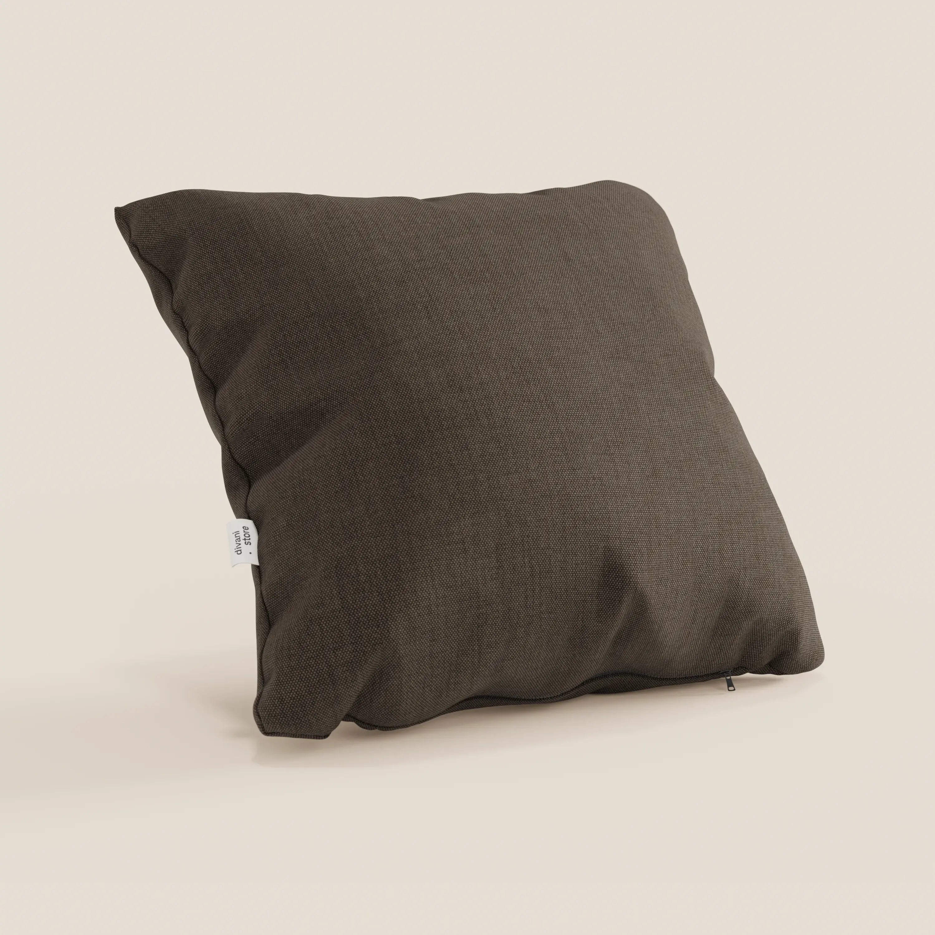 Il cuscino Honey 45x45 cm di Divani.Store, in tessuto simil cotone impermeabile T13 marrone, è mostrato su sfondo beige chiaro. Ha una piccola etichetta bianca laterale e una zip visibile sul bordo inferiore.