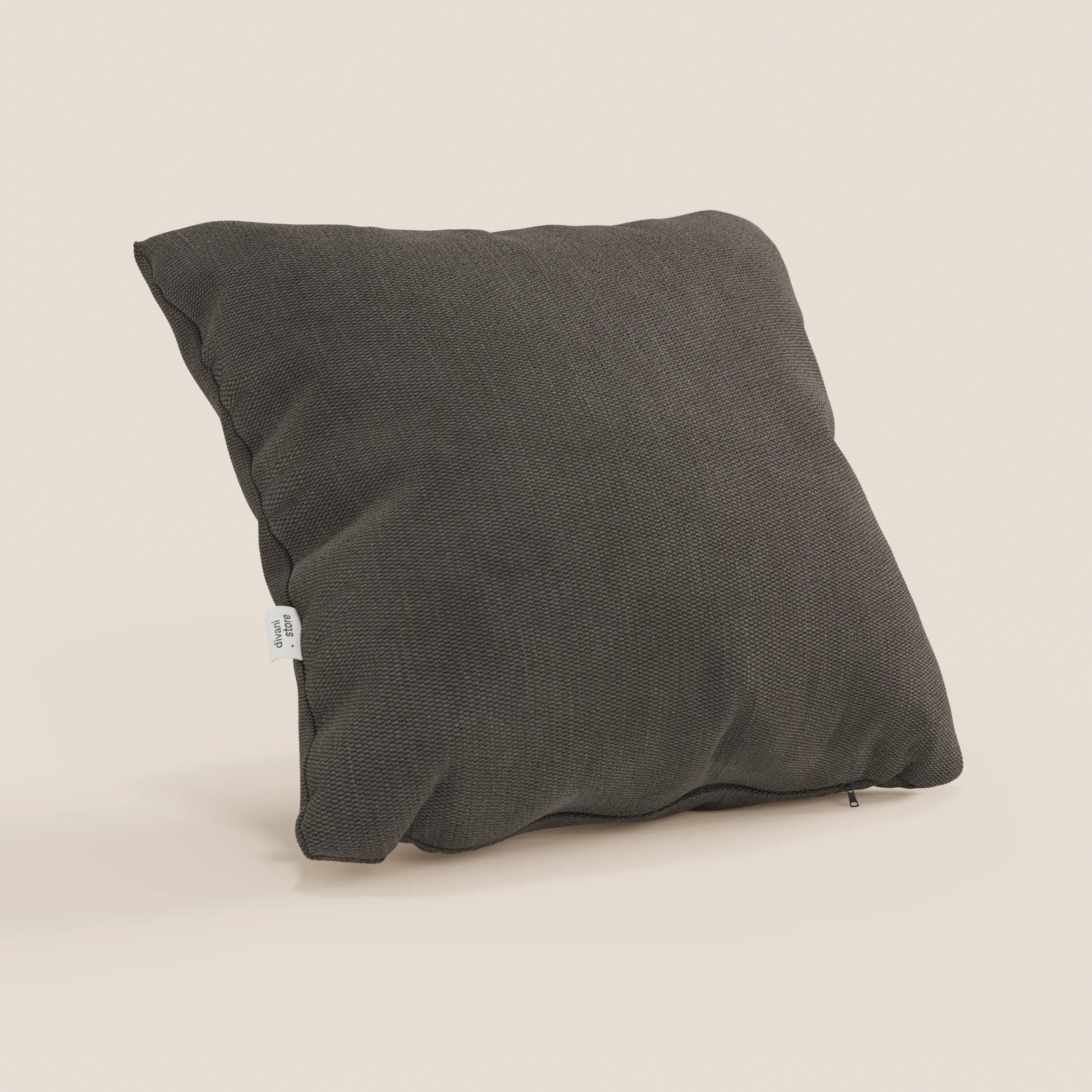 Il cuscino Miami di Divani.Store, 45x45 cm in T14 marrone, ha forma quadrata, aspetto strutturato grigio scuro, tessuto morbido impermeabile, aspetto morbido e imbottito, etichetta laterale bianca e una discreta cerniera sul bordo inferiore.
