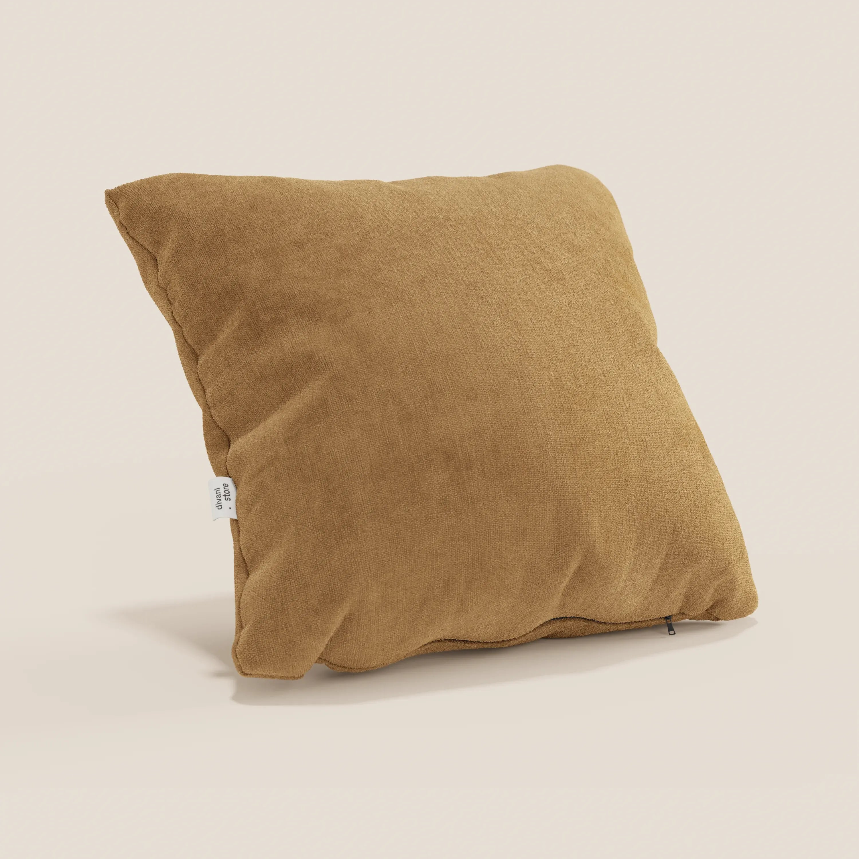 Il cuscino Bolero di Divani.Store è di colore giallo senape, di forma quadrata, con un morbido tessuto T31 antimacchia, una piccola etichetta bianca sul lato sinistro e una cerniera visibile in basso a destra su uno sfondo beige chiaro.