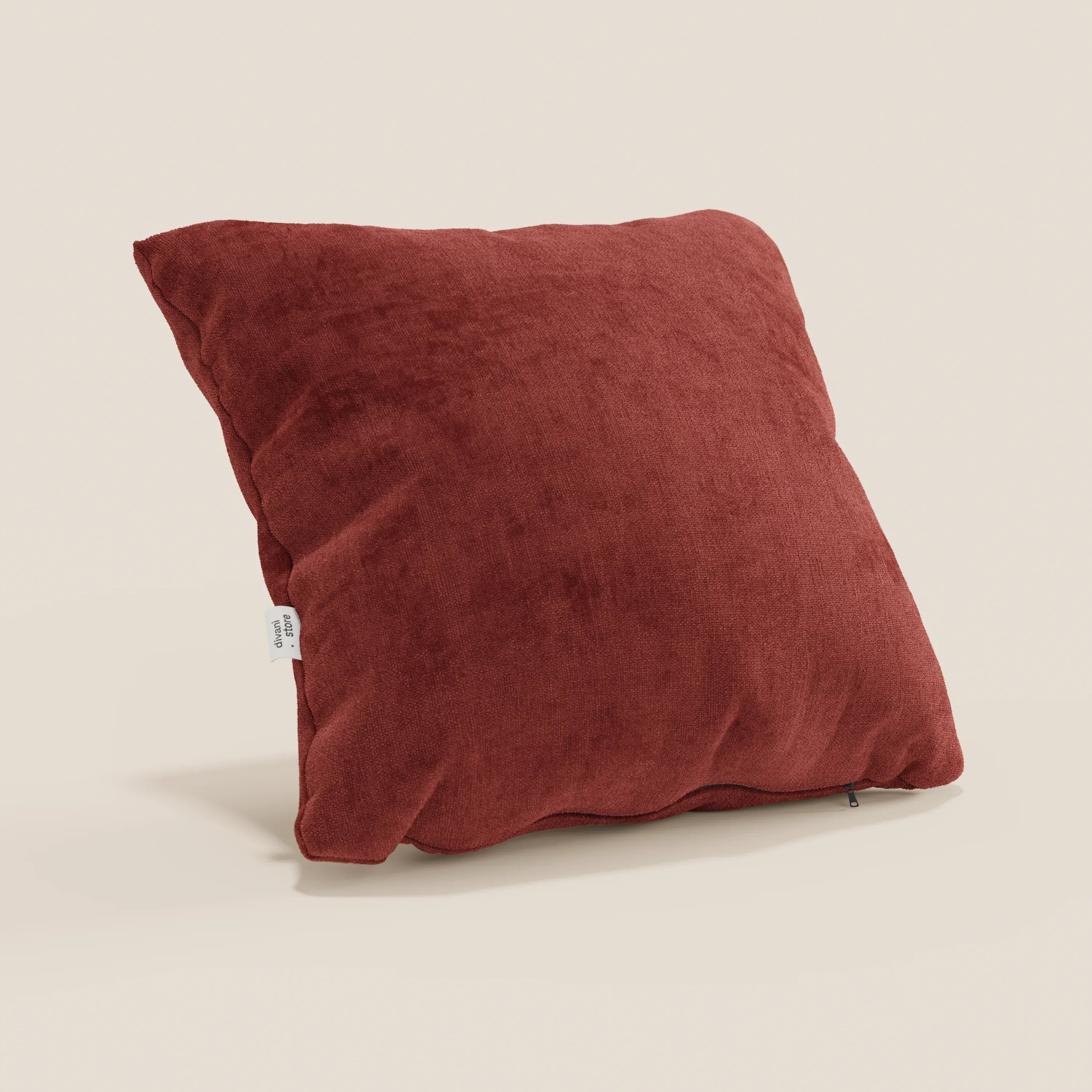 Il cuscino Bolero di Divani.Store, qui presentato in rosso intenso, è caratterizzato da un tessuto T31 morbido, antimacchia, impermeabile e termoretraibile. Il suo design quadrato comprende un sottile pisolino, una piccola etichetta bianca sul lato e una cerniera lungo il bordo inferiore.