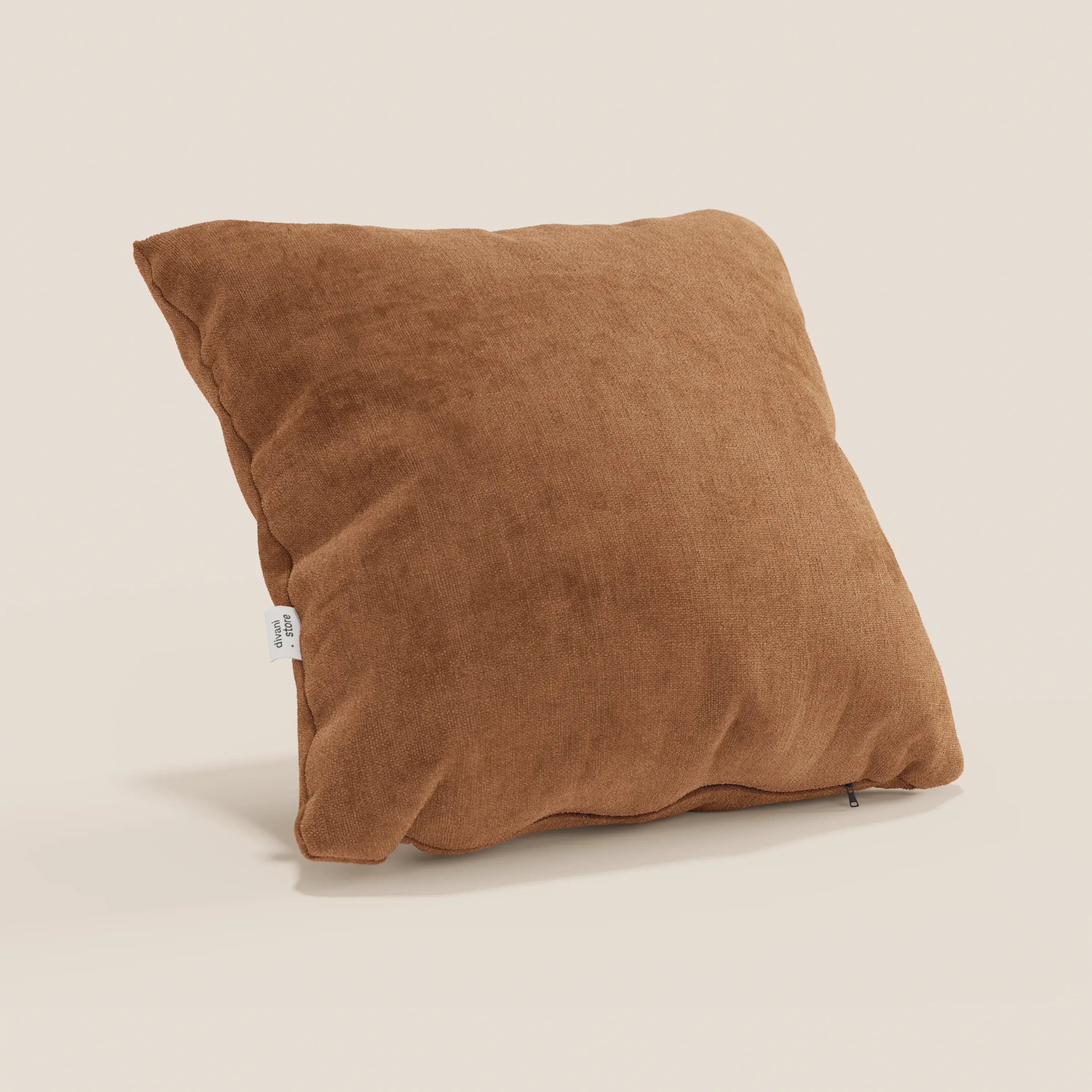 Il cuscino Bolero di Divani.Store, nel colore marrone, è caratterizzato da una forma quadrata, da un morbido tessuto T31 antimacchia, impermeabile e non restringente, da un'etichetta laterale bianca e da una cerniera lungo il bordo inferiore.