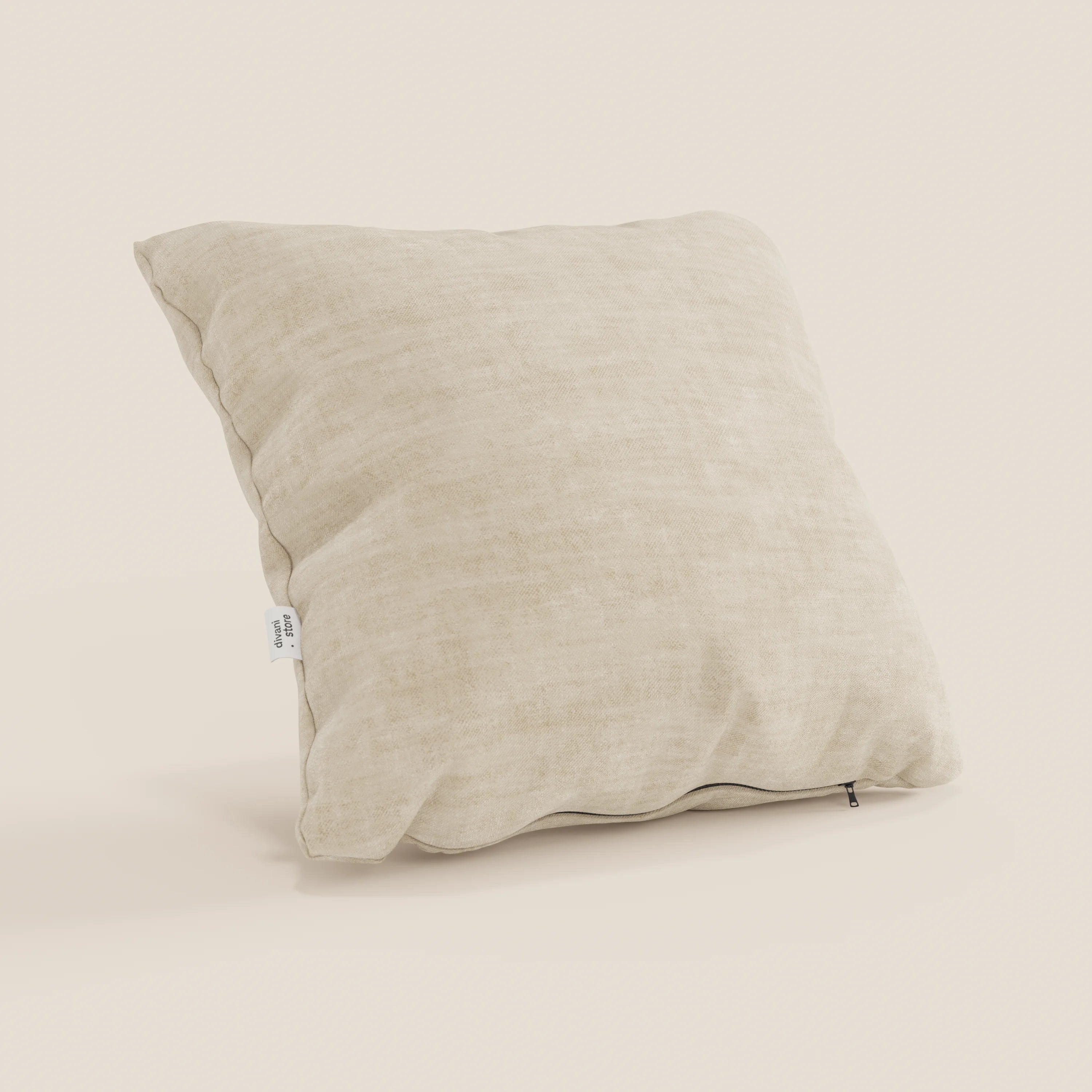 Il cuscino Sofia di Divani.Store, qui in beige chiaro, è un cuscino decorativo quadrato realizzato in morbido tessuto vellutato Easy Clean T35, antimacchia e impermeabile. La trama sottile, l'etichetta laterale e la cerniera inferiore completano il suo aspetto accogliente.