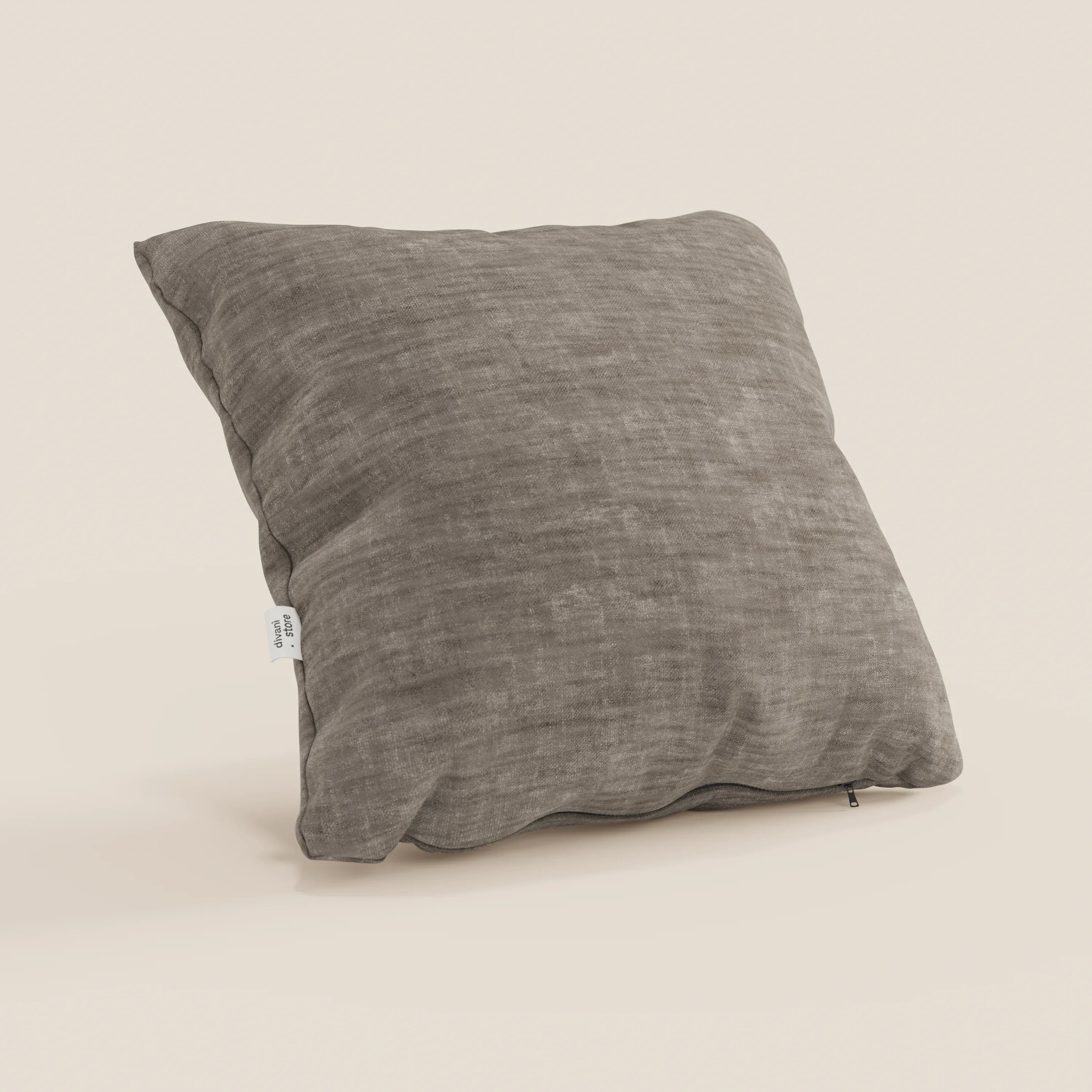 Il cuscino Sofia di Divani.Store, qui in grigio, è caratterizzato da una forma quadrata morbida e abbondante, da un rivestimento in velluto Easy Clean T35, da una piccola etichetta bianca sulla cucitura, da una sottile cerniera sul fondo ed è smacchiabile e impermeabile.