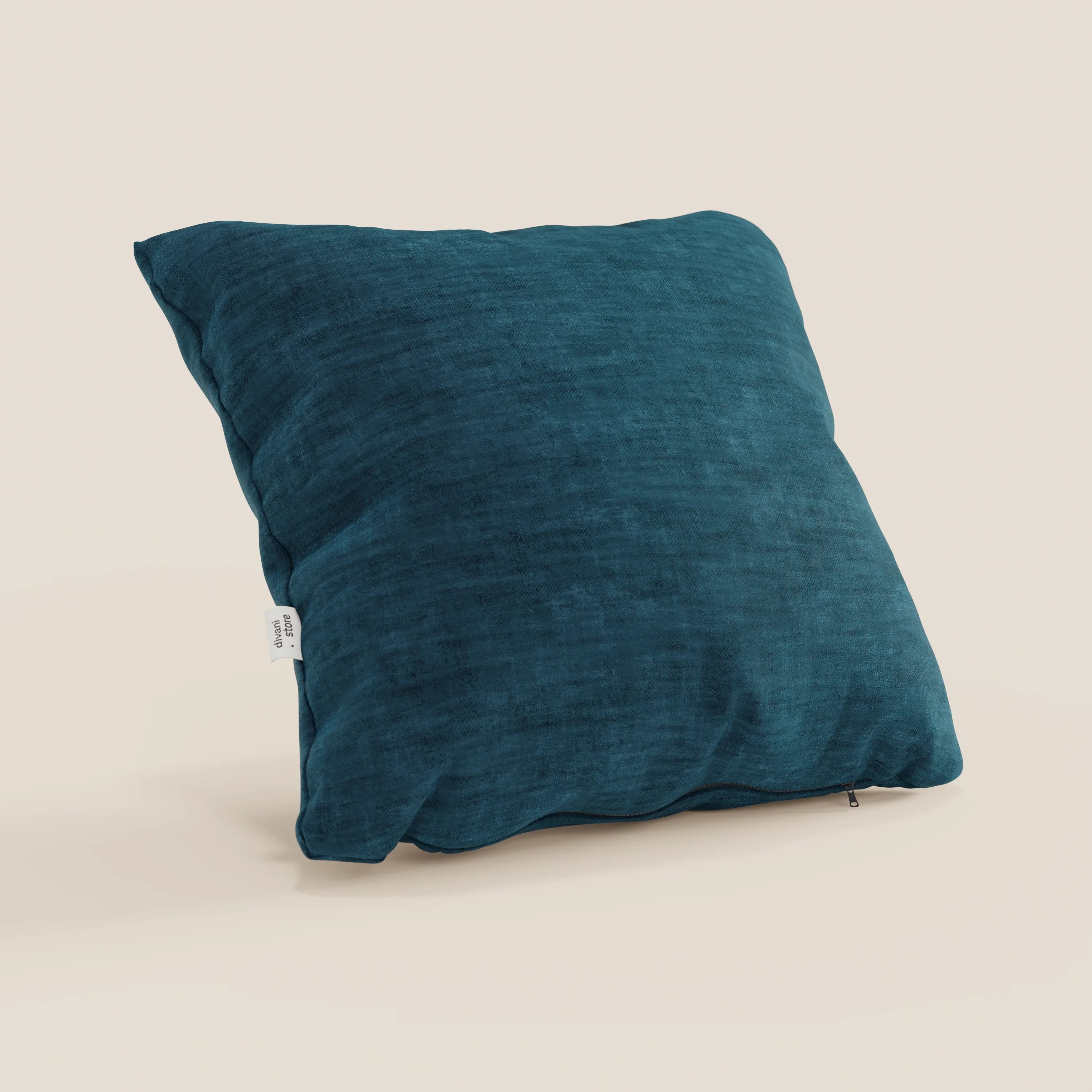 Il cuscino Sofia di Divani.Store, nella versione quadrata verde-blu, è realizzato in morbido velluto nuvolato Easy Clean T35, impermeabile e antimacchia. Presenta bordi leggermente sgualciti, un'etichetta in tessuto bianco e una cerniera inferiore a vista su sfondo beige.