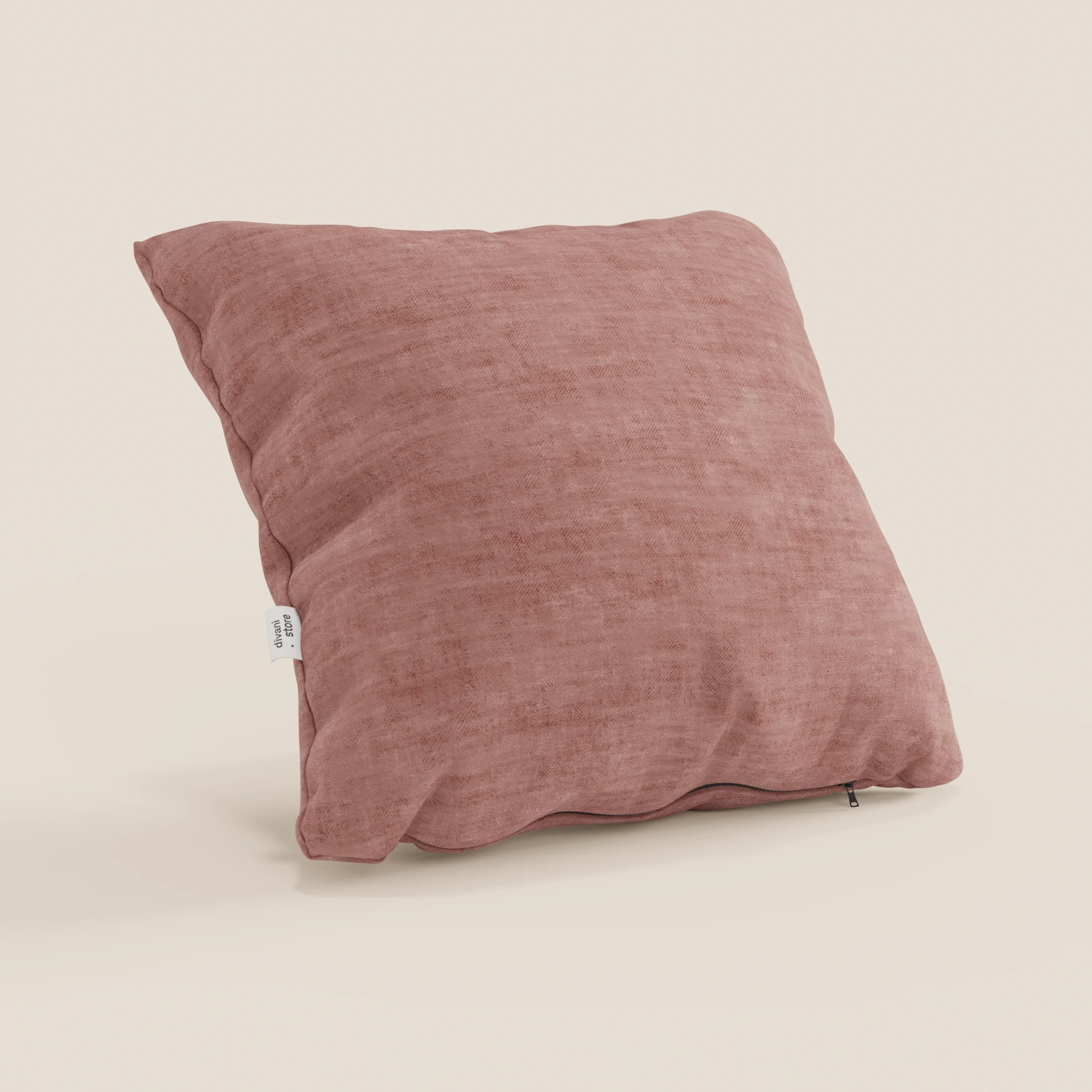 Il cuscino Sofia di Divani.Store è un morbido cuscino decorativo quadrato di colore rosa blush, realizzato in velluto Easy Clean T35 antimacchia e impermeabile. Ha una piccola etichetta laterale bianca, una cerniera sul fondo e si presenta su uno sfondo beige chiaro.