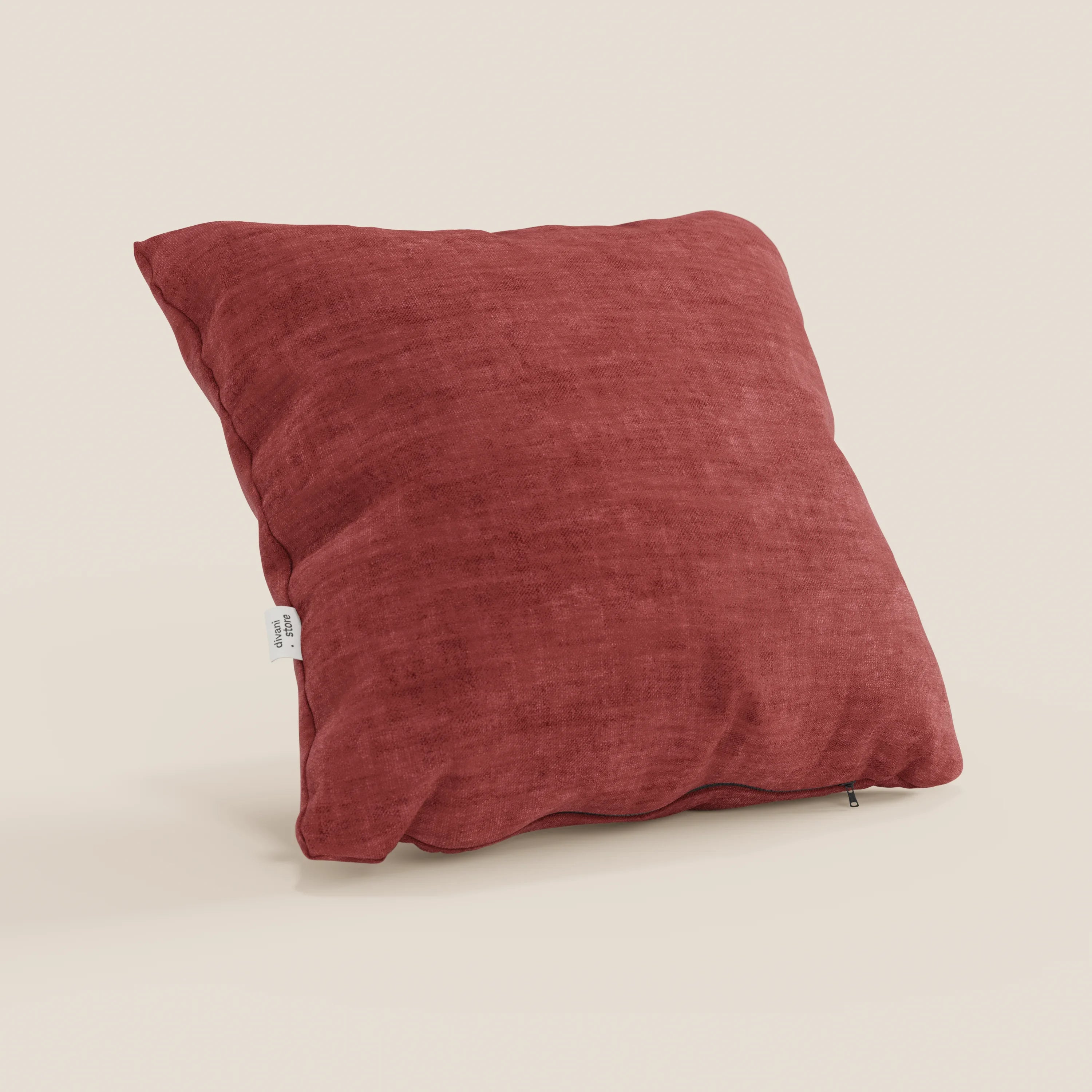 Il cuscino Sofia di Divani.Store, qui presentato in rosso morbido velluto nuvolato Easy Clean T35, presenta cuciture a vista, un'etichetta in tessuto bianco sul lato e una discreta cerniera lungo il bordo inferiore su uno sfondo neutro.