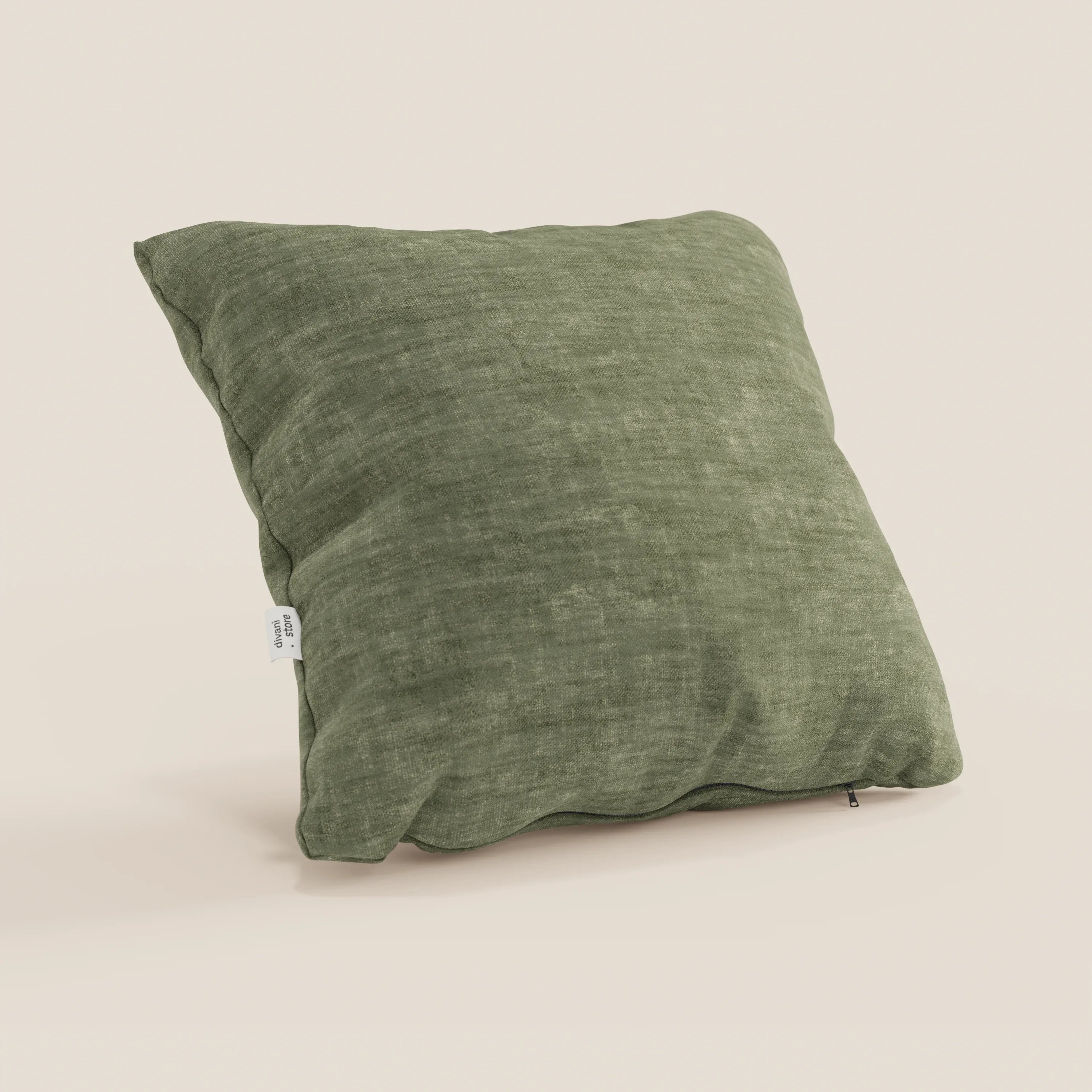 Il cuscino Sofia di Divani.Store, di colore verde e di forma quadrata, è caratterizzato da una morbida texture Easy Clean T35 smacchiabile e da un velluto nuvolato impermeabile, con una cerniera a vista sul fondo e una piccola etichetta laterale bianca su sfondo beige.