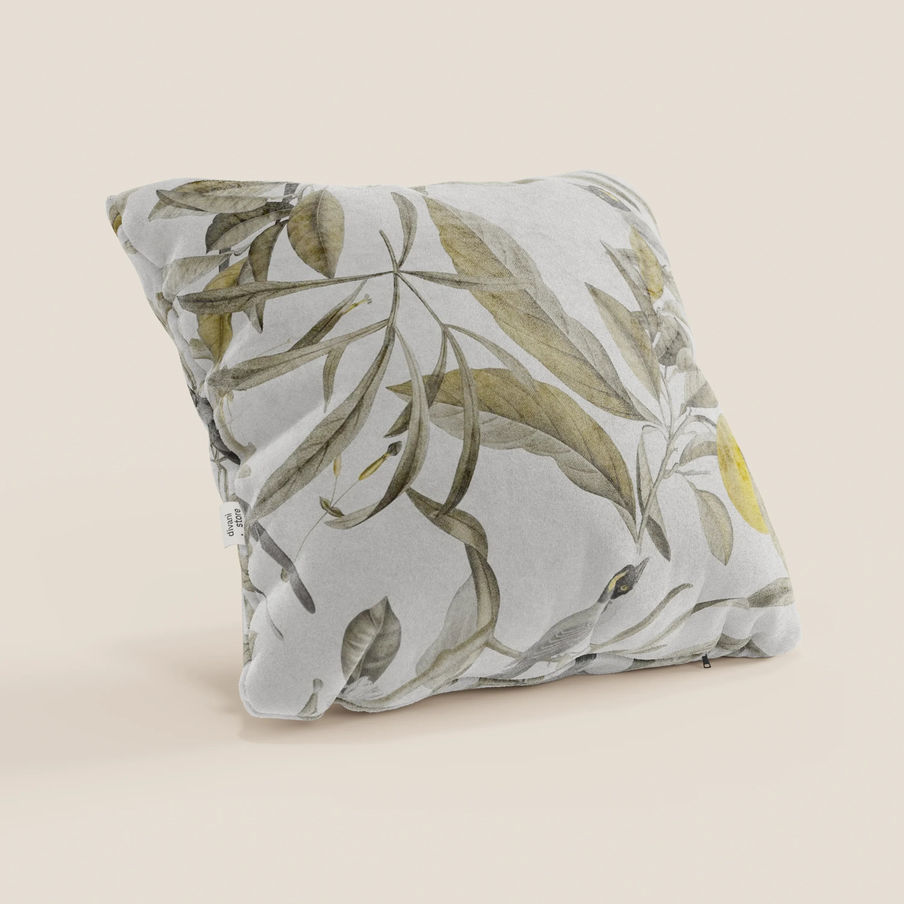 Lemon elegante collezione di cuscini a fantasia in velluto impermeabile panna di Divani.Store è un cuscino quadrato lavabile di 45x45 cm dalla consistenza morbida e felpata con una dettagliata stampa botanica verde e gialla su sfondo crema chiaro.