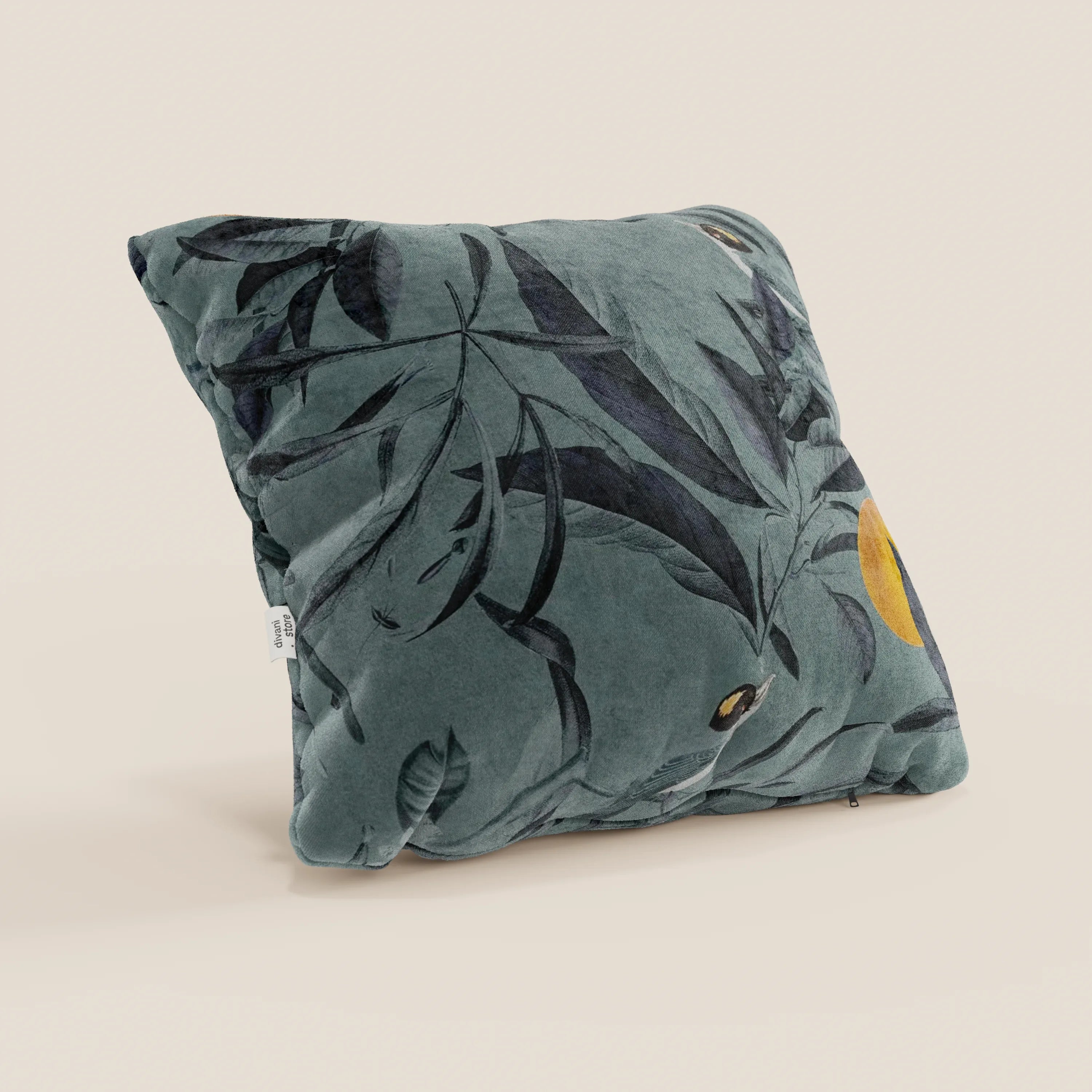 L'elegante collezione Lemon di cuscini a fantasia in velluto impermeabile petrolio di Divani.Store presenta un cuscino quadrato con sfondo verde acqua tenue, motivo botanico scuro e accenti giallo oro, mostrato in posizione angolata su uno sfondo chiaro.