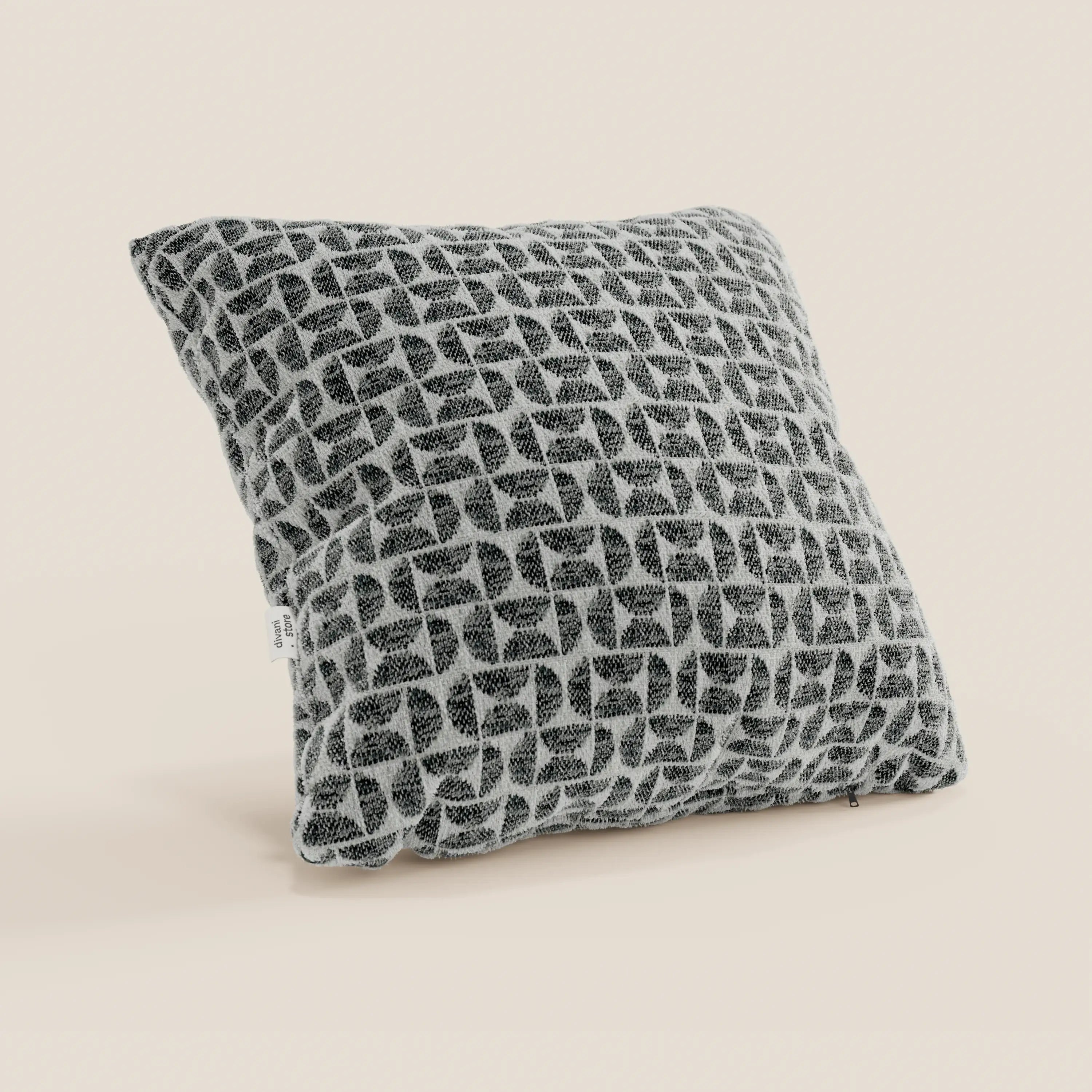 Il cuscino Naxos Decoro 45x45 in lino di Divani.Store presenta un elegante motivo geometrico in bianco e nero con forme irregolari su fondo beige chiaro, oltre a una piccola etichetta bianca sul lato: perfetto per dare un tocco di stile a qualsiasi stanza.